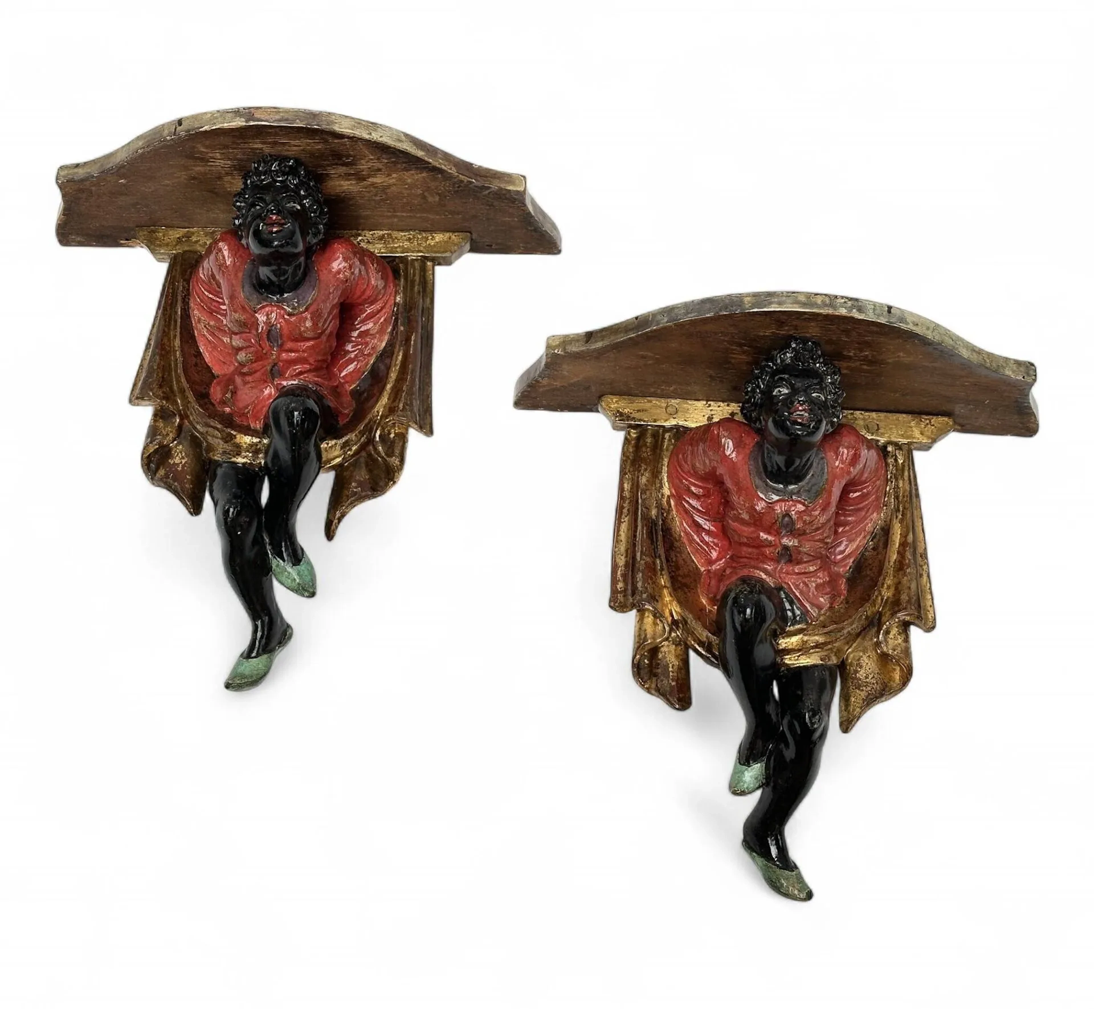 Deux appliques murales en bois polychrome figurant des porteurs nubiens dans des drapés 37,5 x 40,5 x 21 cm Plateau supérieur imitant le marbre, rapporté