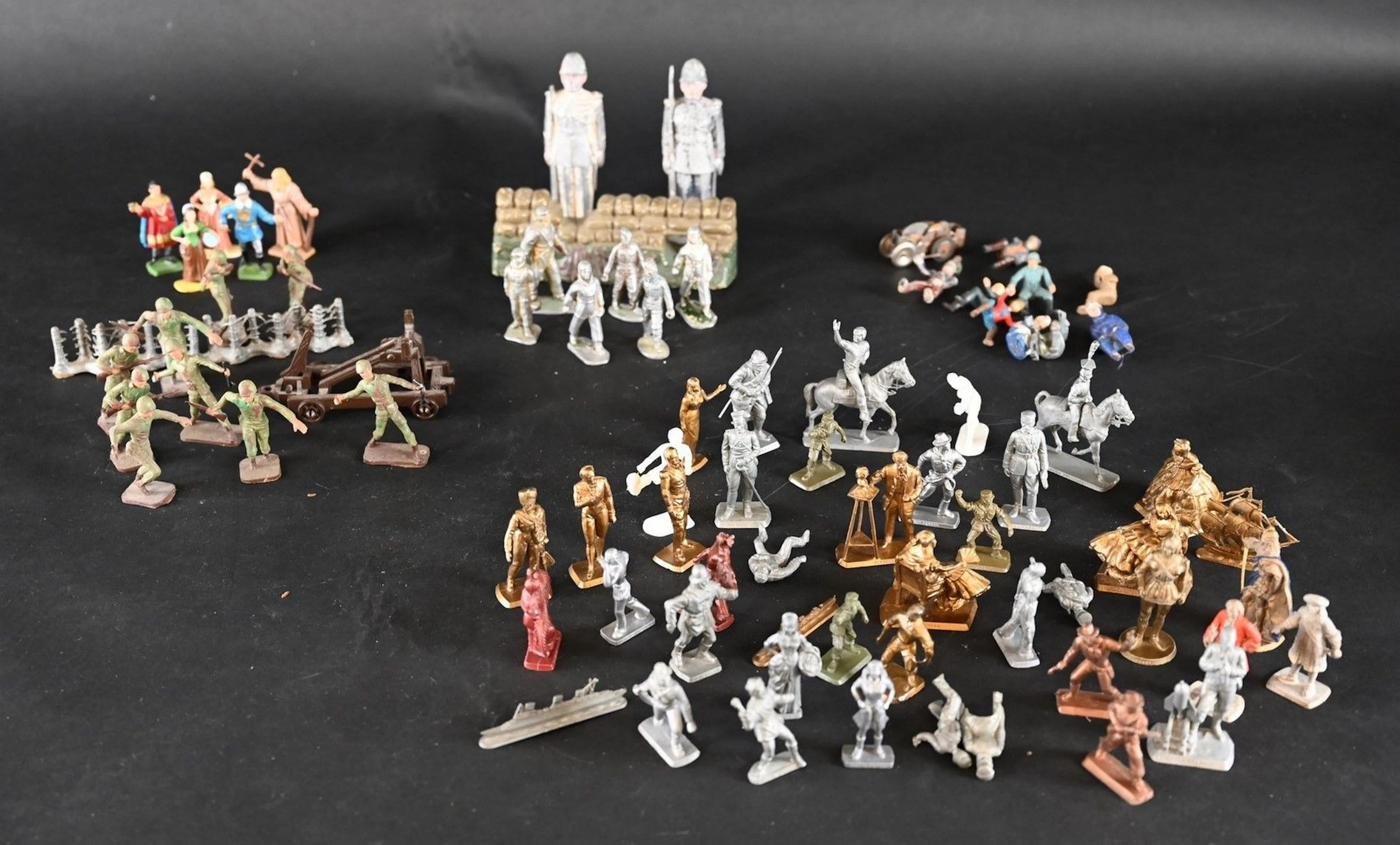 MOKAREK - QUIRALU - STARLUS & DIVERS PLASTIQUES Personnages du Moyen-Âge, Deuxième Guerre Mondiale, Histoire de France, Garde de Monaco Jouets anciens pouvant présenter des manques de peinture, des chocs ou des manques, y compris pour les conditionnements éventuels. Vendus en l'état et sans réclamations.