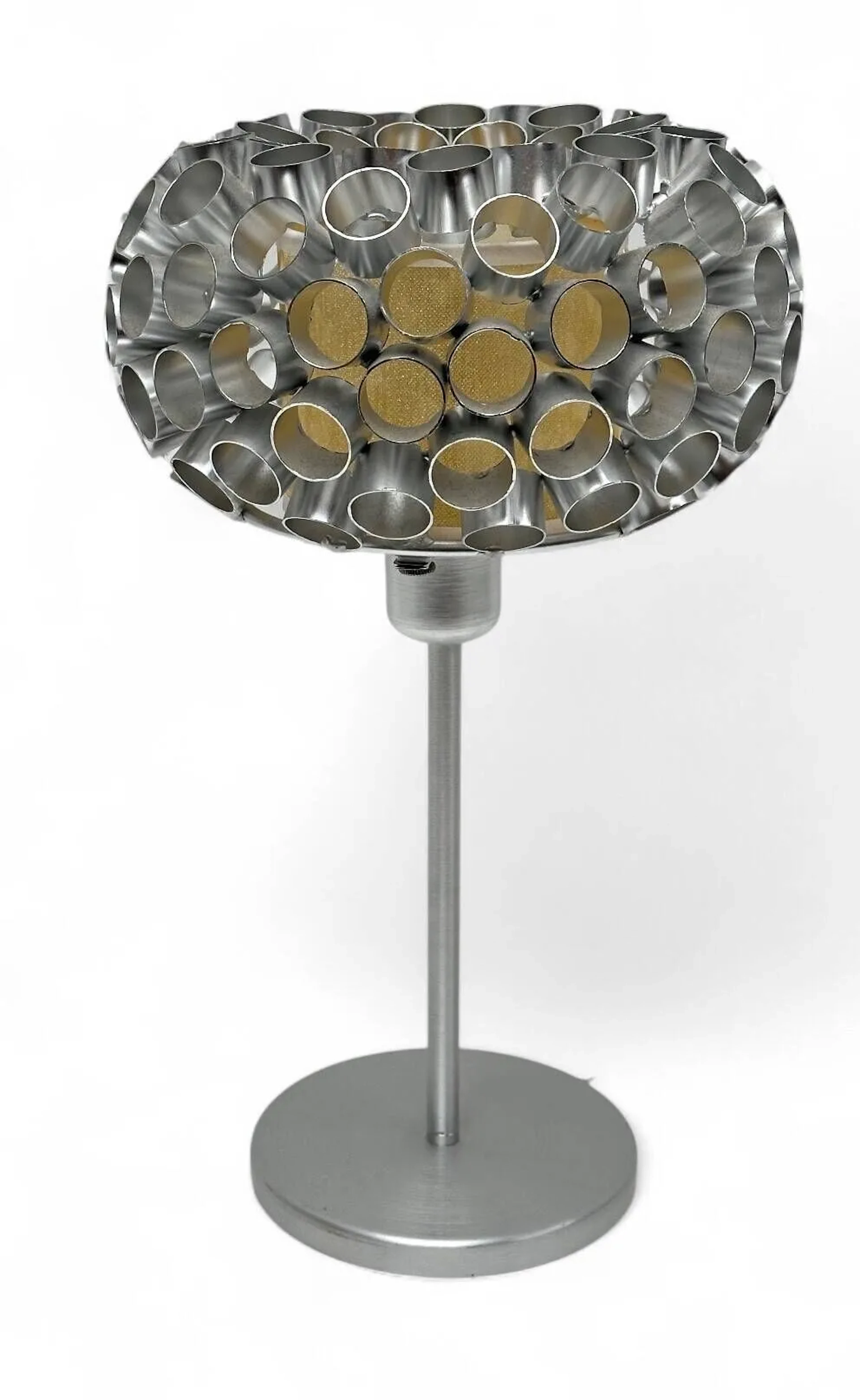 Lampe de style "space age" au design futuriste en métal, pied circulaire, réflecteurs aux alvéoles cylindriques H : 42 cm