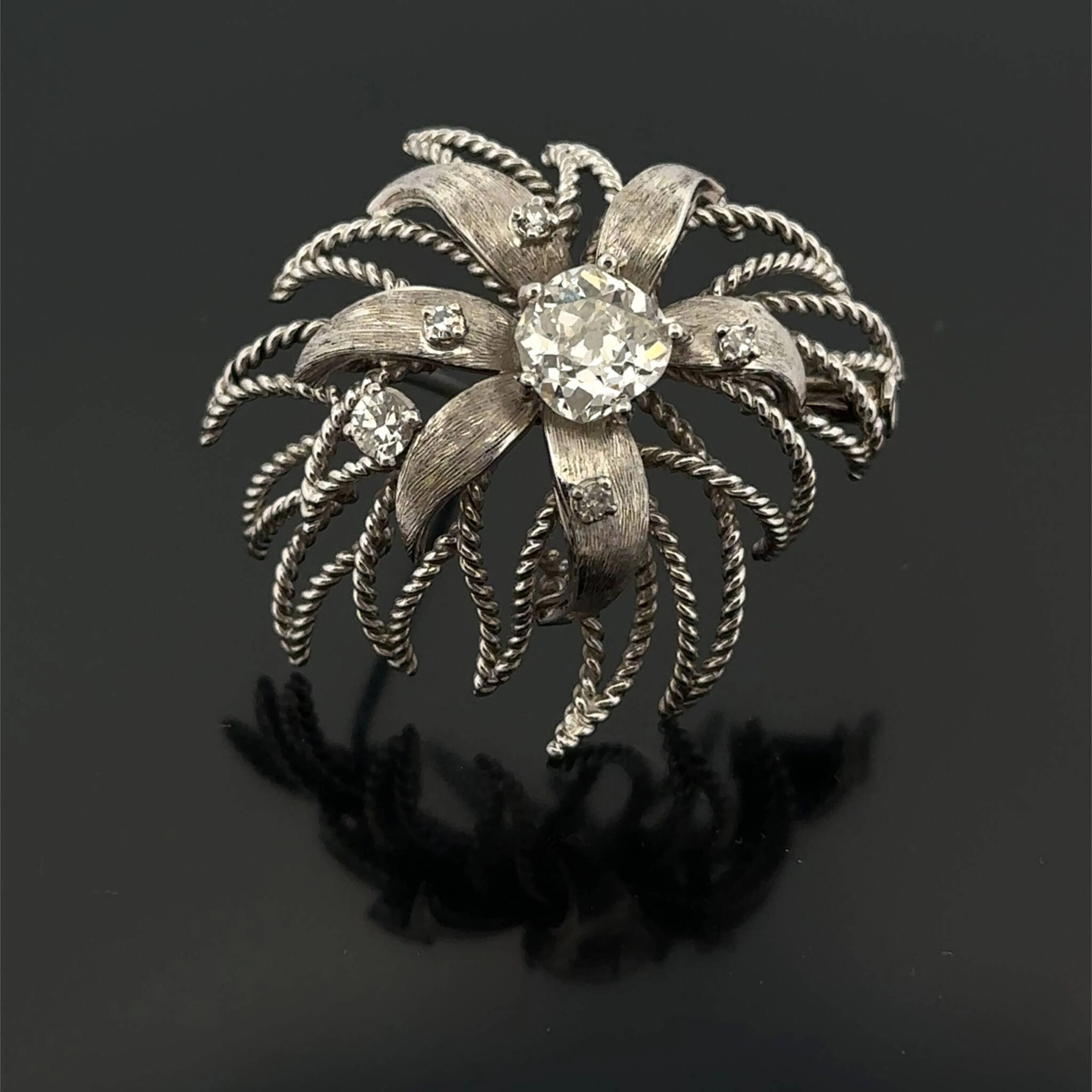 Platinum brooch (850e), featuring a stylized palm tree desig - Lot 50