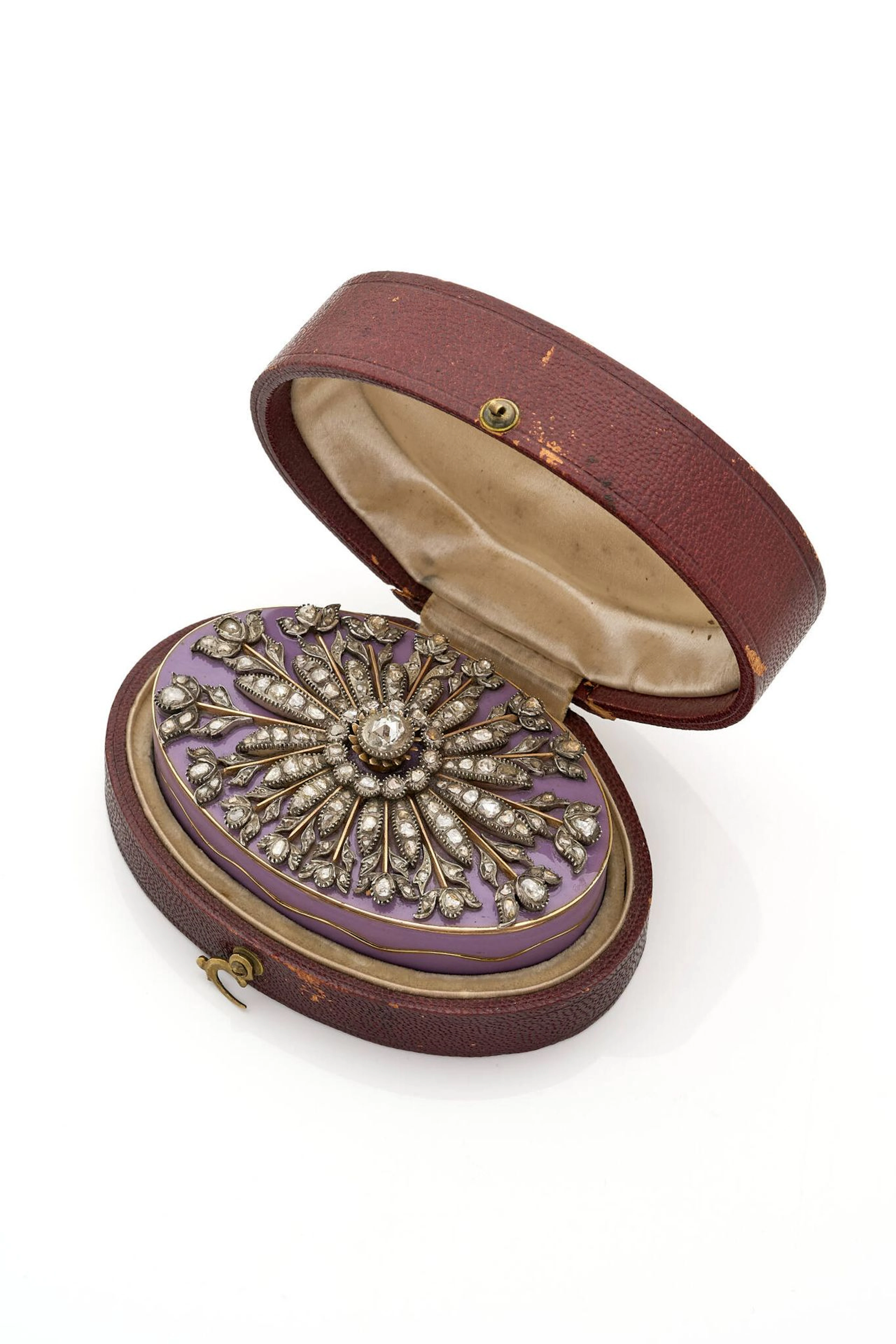 An exceptional oval snuff box in 9k gold (375 thousandths), - Lot 112