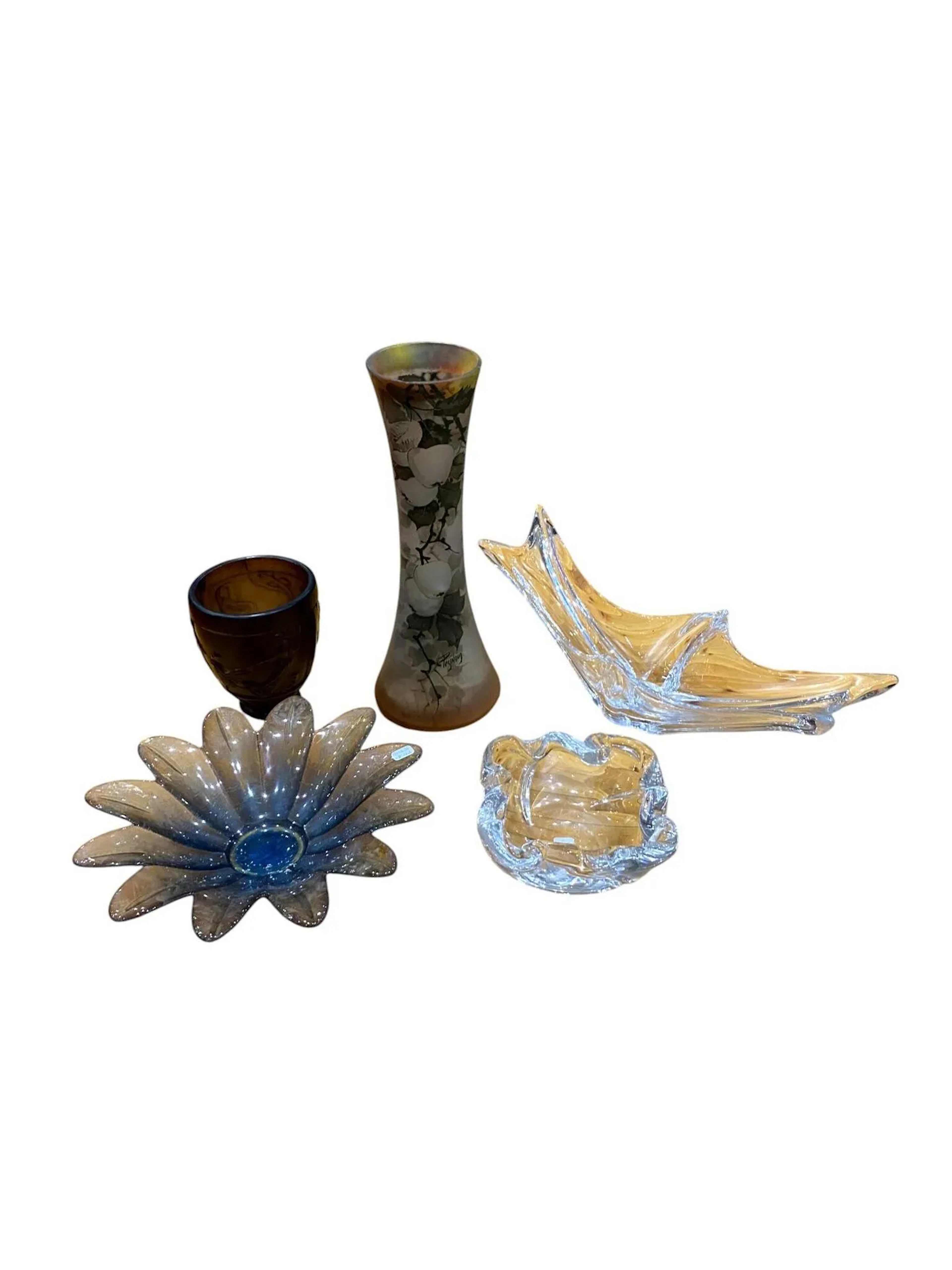 LOT - DAUM FRANCE, coupe en cristal, 42 x 16 x 14 cm - DAUM FRANCE, vide poche, 6 x 19 x 18 cm - Coupe fleur en verre, usures, Diam. : 29 cm - Ht. : 6.5 cm - PEYNAUD Jean Simon (1869-1952), vase diabolo en verre peint à décor de pommes et branchages, signé, éclat au col, Ht. ; 35 cm - DE FEUR Georges (1868-1943) , vase sur pied en verre moulé teinté brun violet à décor en léger relief de musiciennes et danseuses dans le gout de l'antique, signé sur le dessous, Ht. : 14 cm