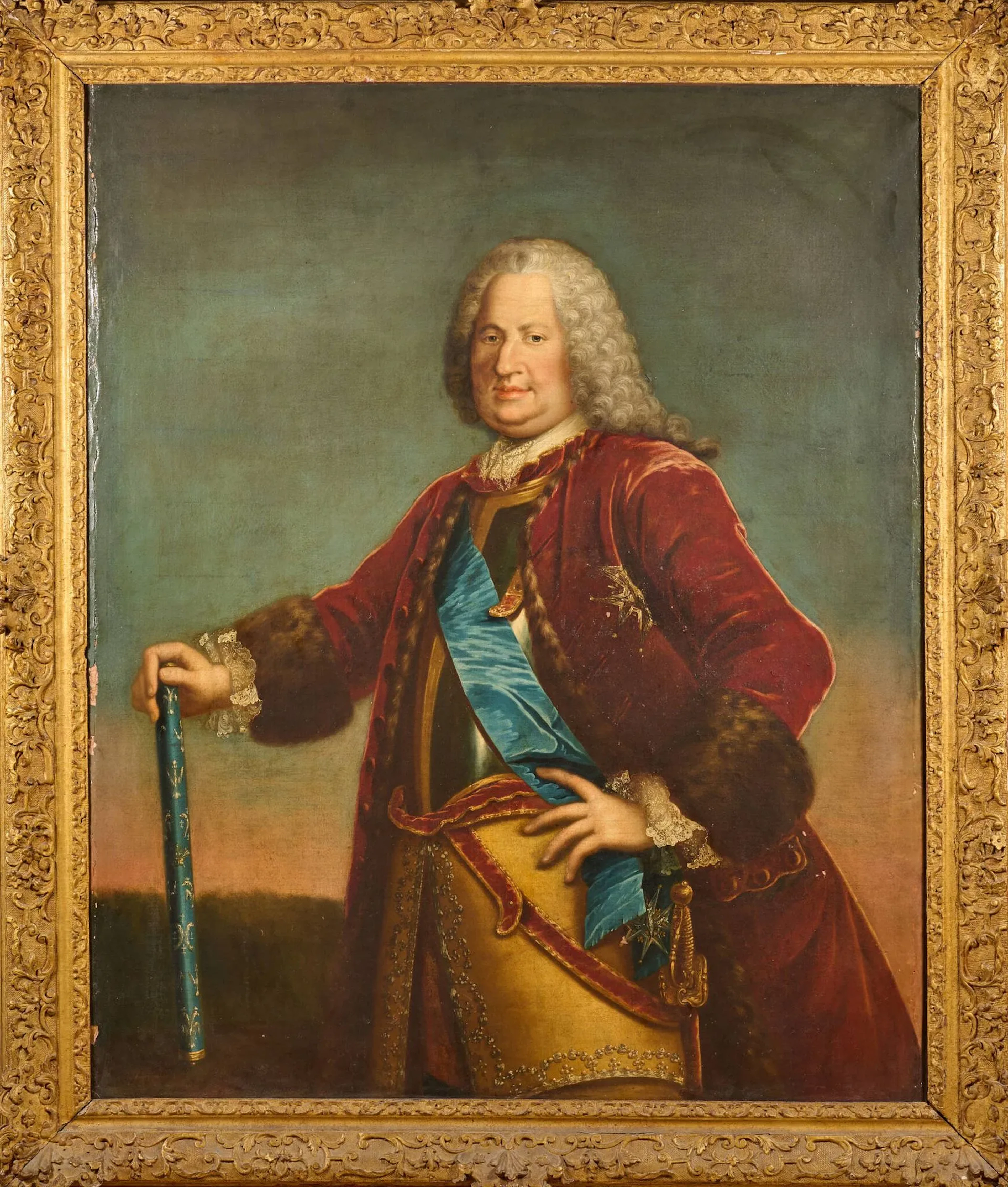École française, XVIIIe siècle, d’après Jean-Baptiste van Loo (1684–1745) Portrait de Stanislas Ier Leszczynski (1677-1766), ancien roi de Pologne, duc de Lorraine Huile sur toile 134 x 110 cm. Provenance : Famille de Marcol, conseillers à la Cour Souveraine de Lorraine, conseillers d’Etat, procureurs-généraux de Lorraine et de Barrois, etc. Notre tableau est une copie du portrait de Stanislas Ier Leszczinski, roi de Pologne peint par Jean-Baptiste van Loo, dont quelques rares exemplaires sont connus : un conservé à Varsovie (132 x 105 cm, Musée National, inv. 129367). Au dos, une annotation ancienne désigne une très honorable famille de la noblesse lorraine, les Marcol, comme ancienne détentrice de ce portrait, qui rappelle la popularité du “bon roi Stanislas”, dernier duc de Lorraine. Parmi les descendants et alliés des Marcol, on compte des membres des familles suivantes : Arminjon, de Beauchef de Servigny, de Beaucorps, Berthelin, de Berwick, Challemel de La Rivière, Chombart de Lauwe, de Guillebon, de Kerguelen, Le Gouvello de la Porte, de Madec, de Pillot-Chantrans, de Pompery, de Poulpiquet de Brescanvel, de Saint Pol, de Saisy de Kerampuil, de Villelume, de Baudinet de Courcelles, du Parc Locmaria, de Roguier, Fourier d’Hincourt, de Chavigny de Montluc, de La Salle, de Bonvoust, de Lafargue, de Moulon, de Roville