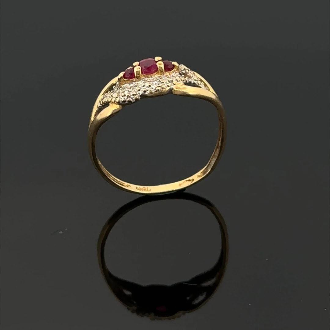 Yellow gold (750) ring set with three small round rubies. Wa - Lot 230
