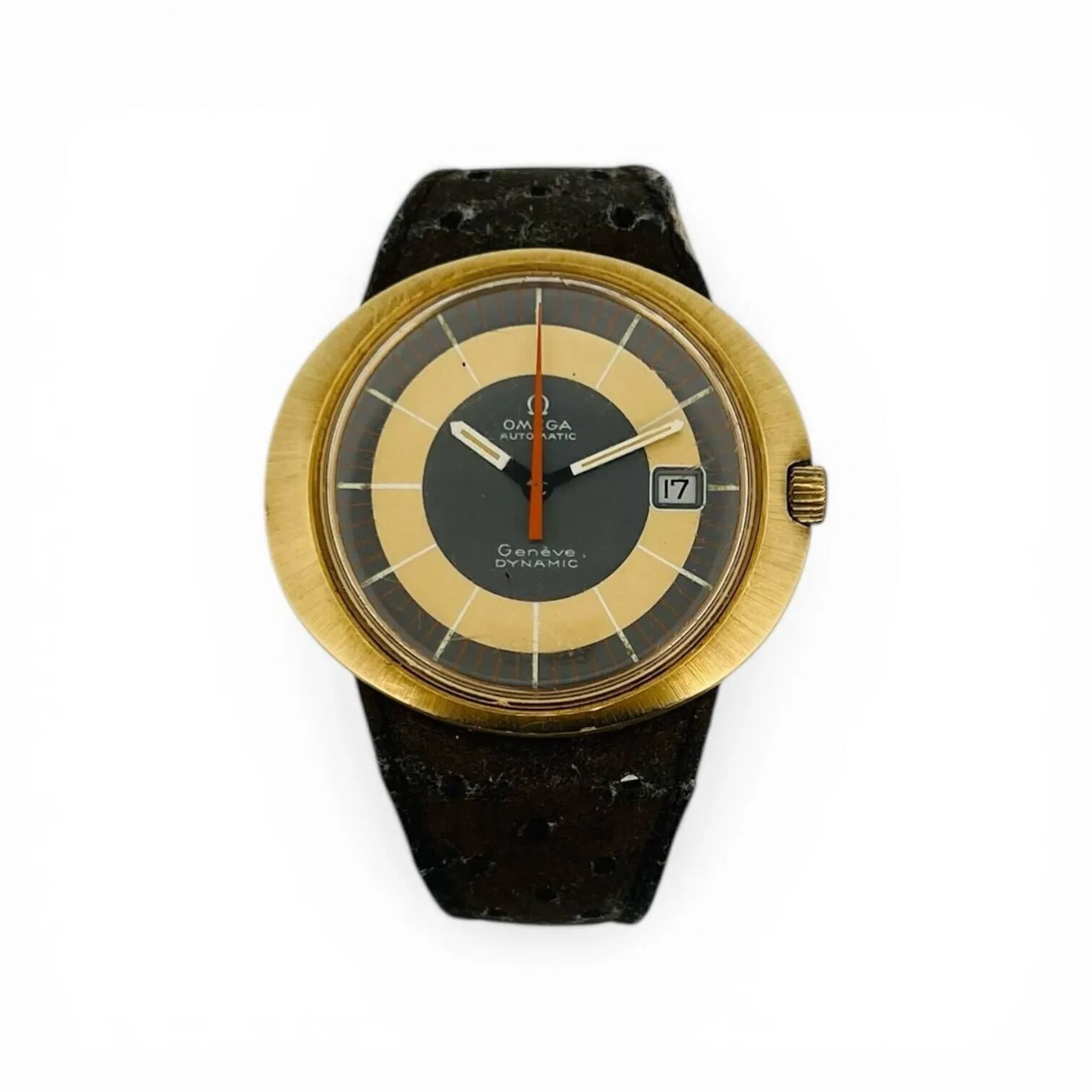 OMEGA Montre bracelet d'homme Dynamic à boîtier élipsoïdale en métal doré, cadran signé à fond bleu et doré, index blancs pour les heures et guichet dateur à 3 heures. Fond de boîtier vissé en acier gravé réf. Tool 107. Bracelet en cuir marron à boucle ardillon en plaqué or de la marque. Mouvement automatique Dim. 38 x 45 mm Rayures à la glace, chocs au boîtier, bracelet fortement usé, frottement à la boucle