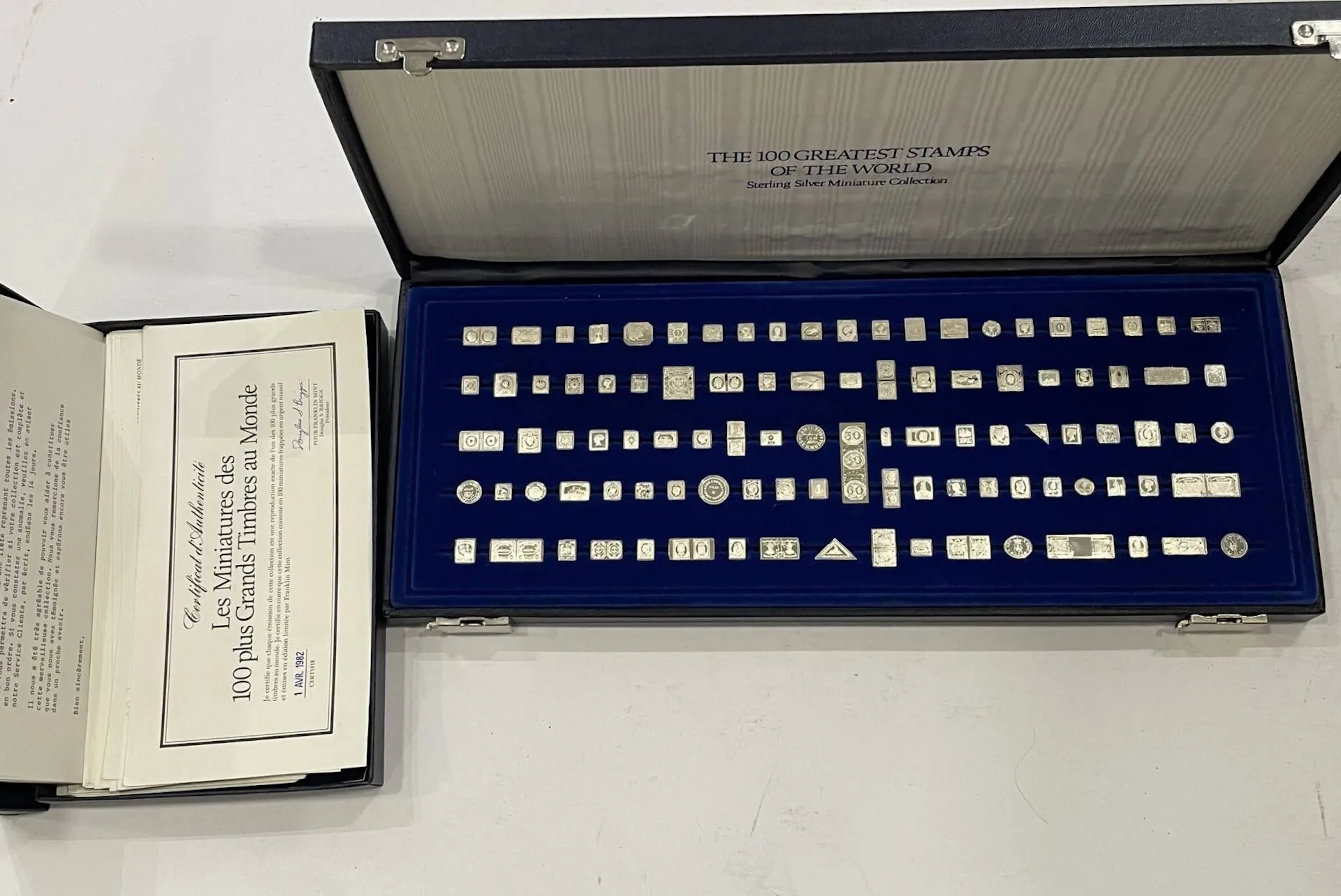 Présentation en un coffret des 100 timbres les plus rares du monde, fac-similé en argent On joint une boite de certificats