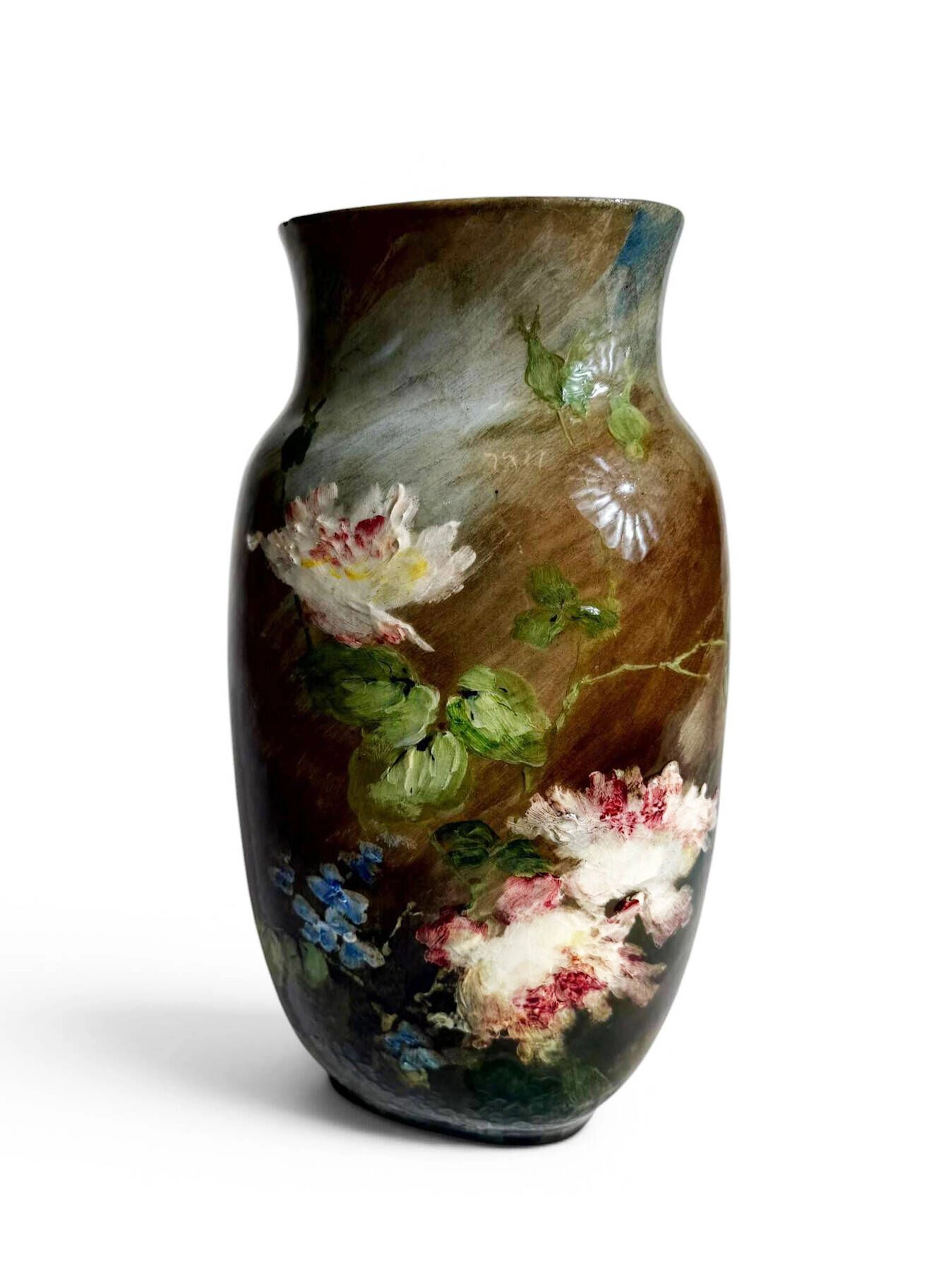 MONTIGNY-SUR-LOING - Earthenware vase with a flared neck, fe - Lot 132
