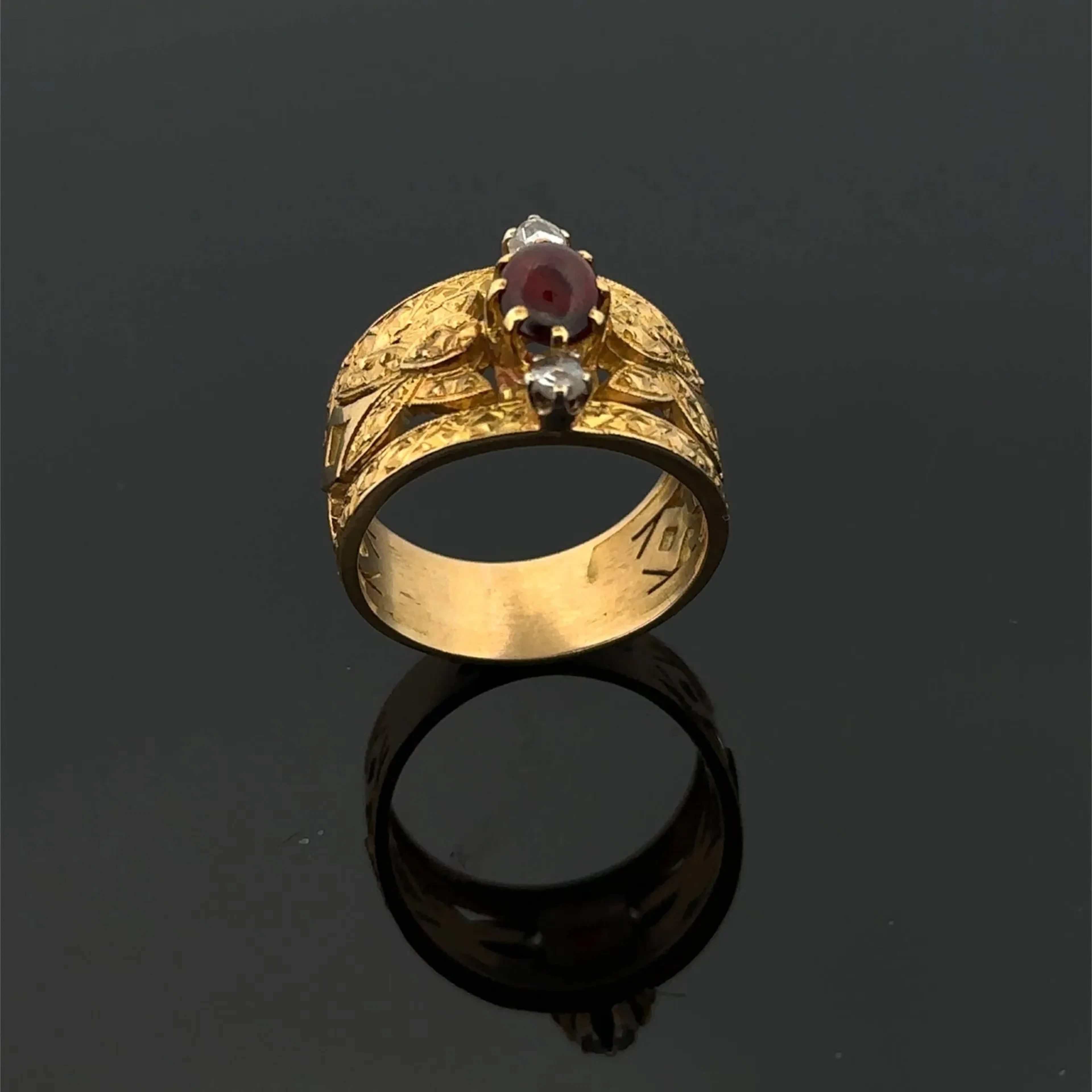 A wide, finely engraved yellow gold (750) ring, set with a c - Lot 203