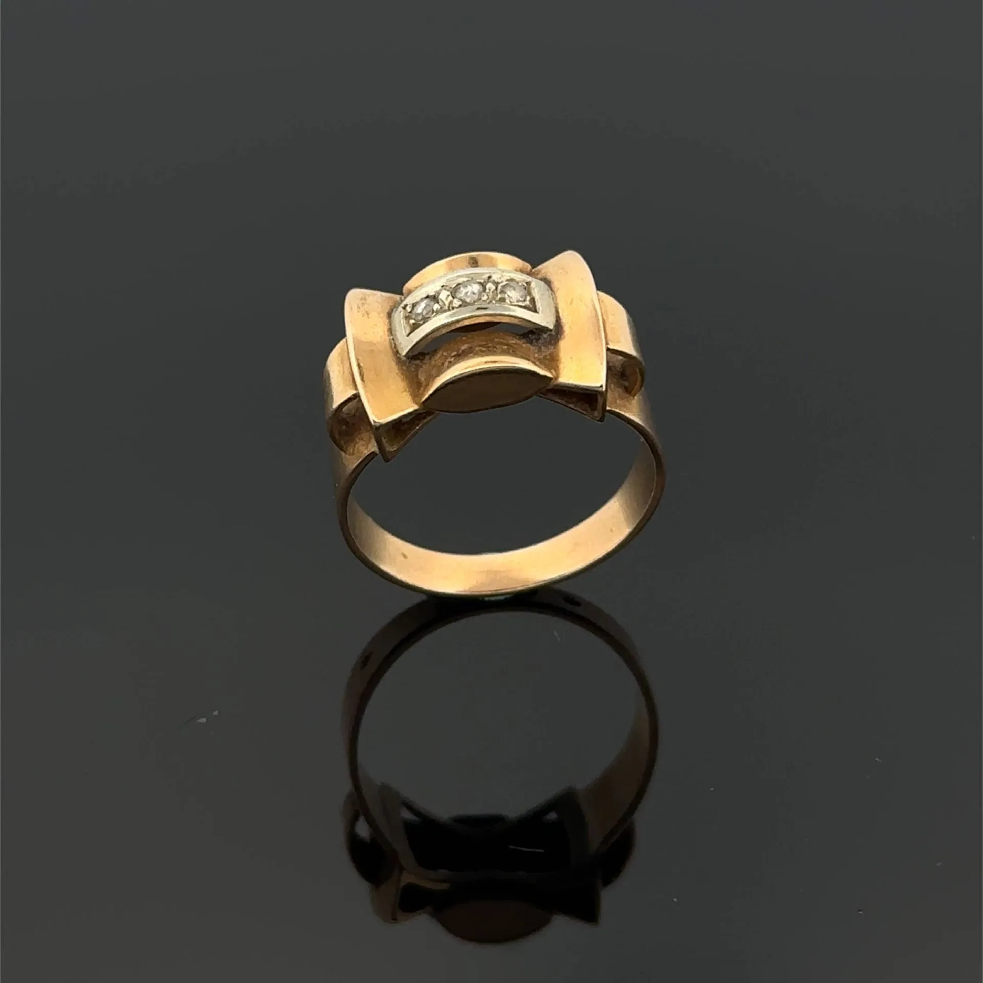 Domed yellow gold (750) ring, set with a cushion-shaped old- - Lot 272