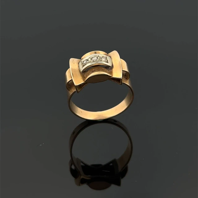 Domed yellow gold (750) ring, set with a cushion-shaped old- - Lot 272