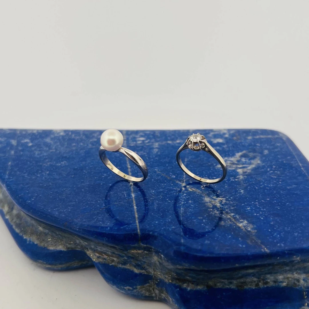 Two "solitaire" rings in white gold (750), one set with a cu - Lot 241