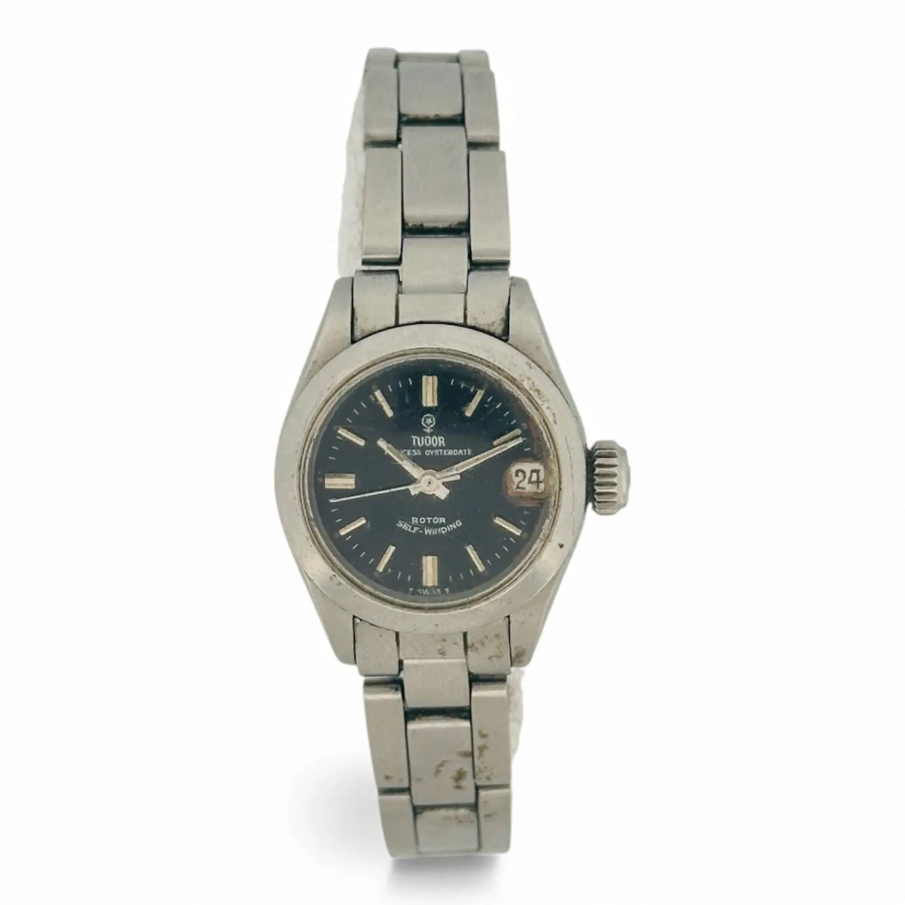 TUDOR PRINCESS OYSTERDATE Montre bracelet de dame en acier, cadran noir, index en applique argentées et points tritium, aiguilles bâtons argentées, date à trois heures. Boitier référence 7576/0, numéro de série 677224. Couronne signée Rolex. Fond de boitier vissé en acier, à l’intérieur signé TUDOR. Mouvement mécanique à remontage automatique. Bracelet en acier type Oyster plié, boucle déployante signée Rolex référence 7834 11, mention calendaire 1 72. Montre fonctionnelle lors de l’expertise, sans garantie de fonctionnement futur et d’état des pièces. Rayures et marques au boitier et au bracelet, rayures au verre, grand nettoyage à prévoir. Vers 1970 Diamètre 21 mm