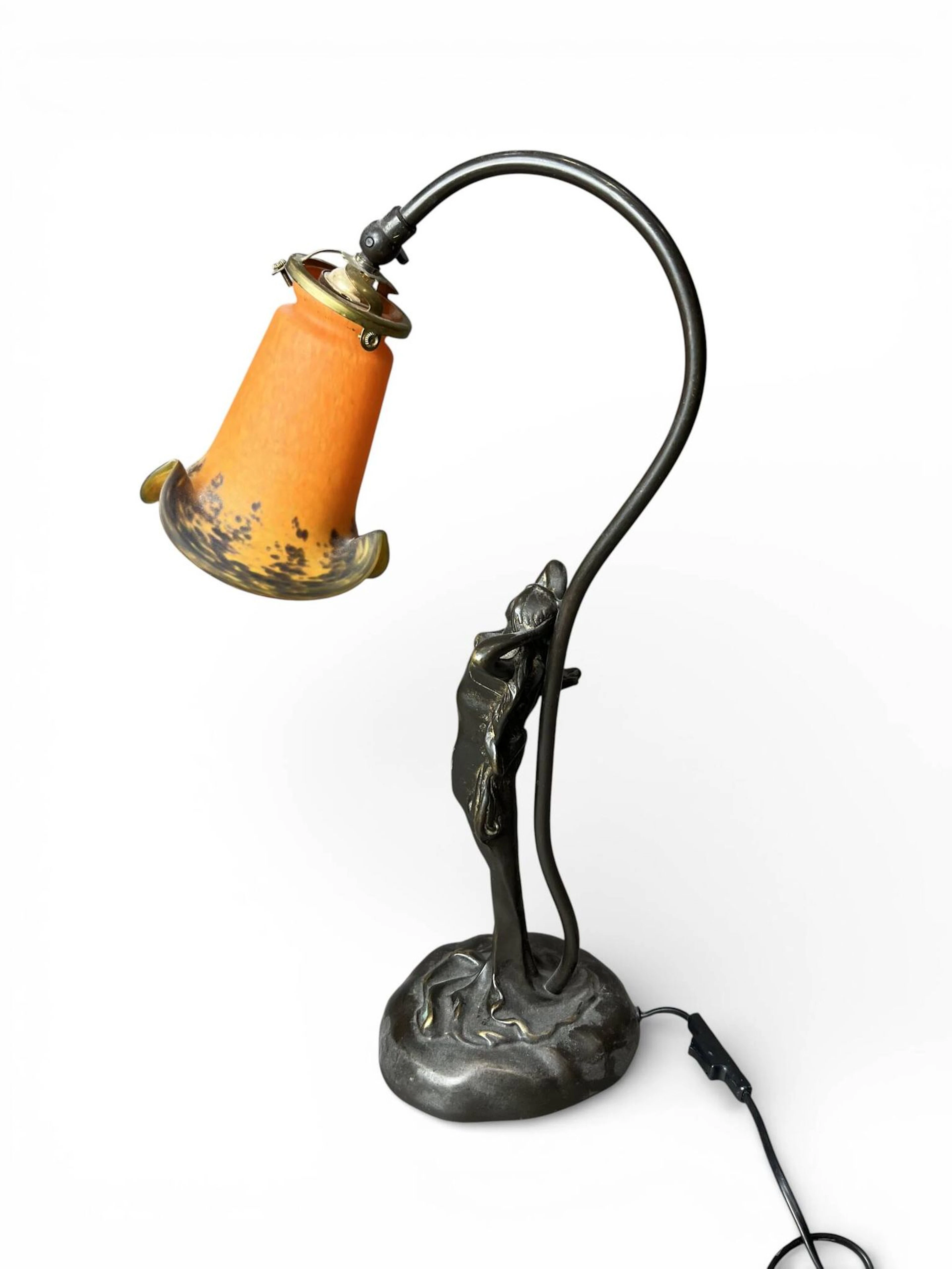 Art Nouveau style lamp, bronze base decorated with a woman w - Lot 79