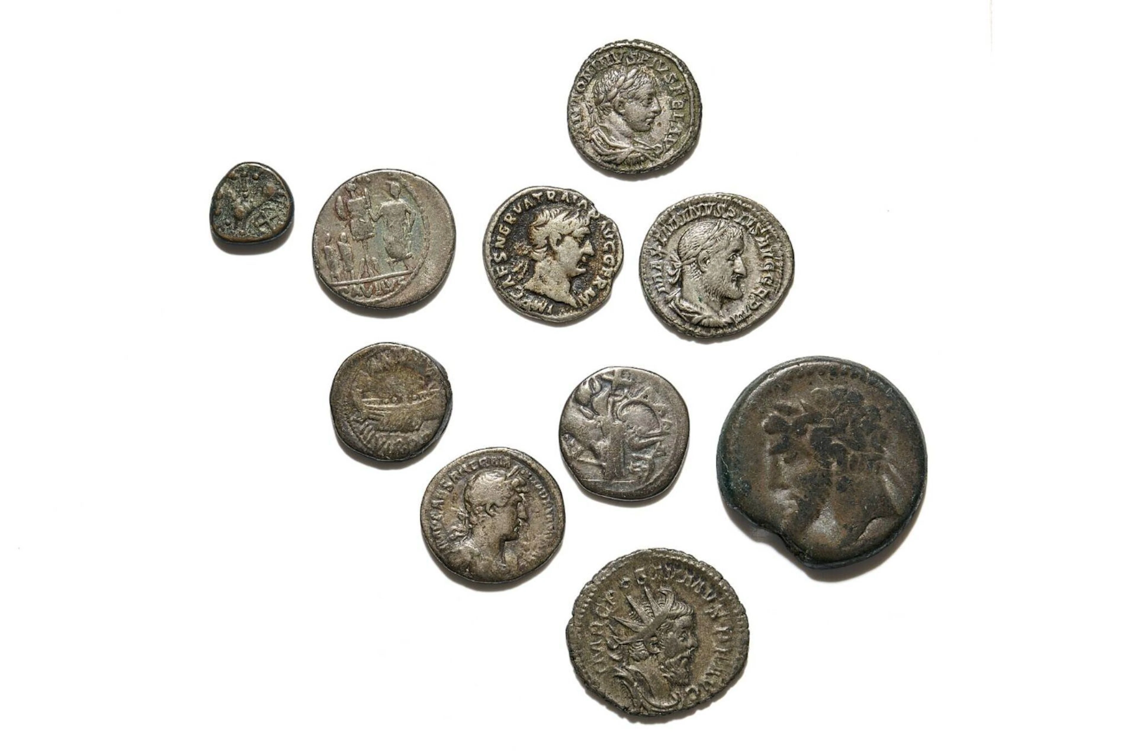 MONDE ANTIQUE Lot de 10 monnaies de bronze, billon et argent: République Romaine: 3 deniers: Concordia, Rome casquée, Légion III Empire: Trajan, Hadrien, Caracalla, Maximien, Postume Quinaire Eduens Carthage: Bronze B, TB