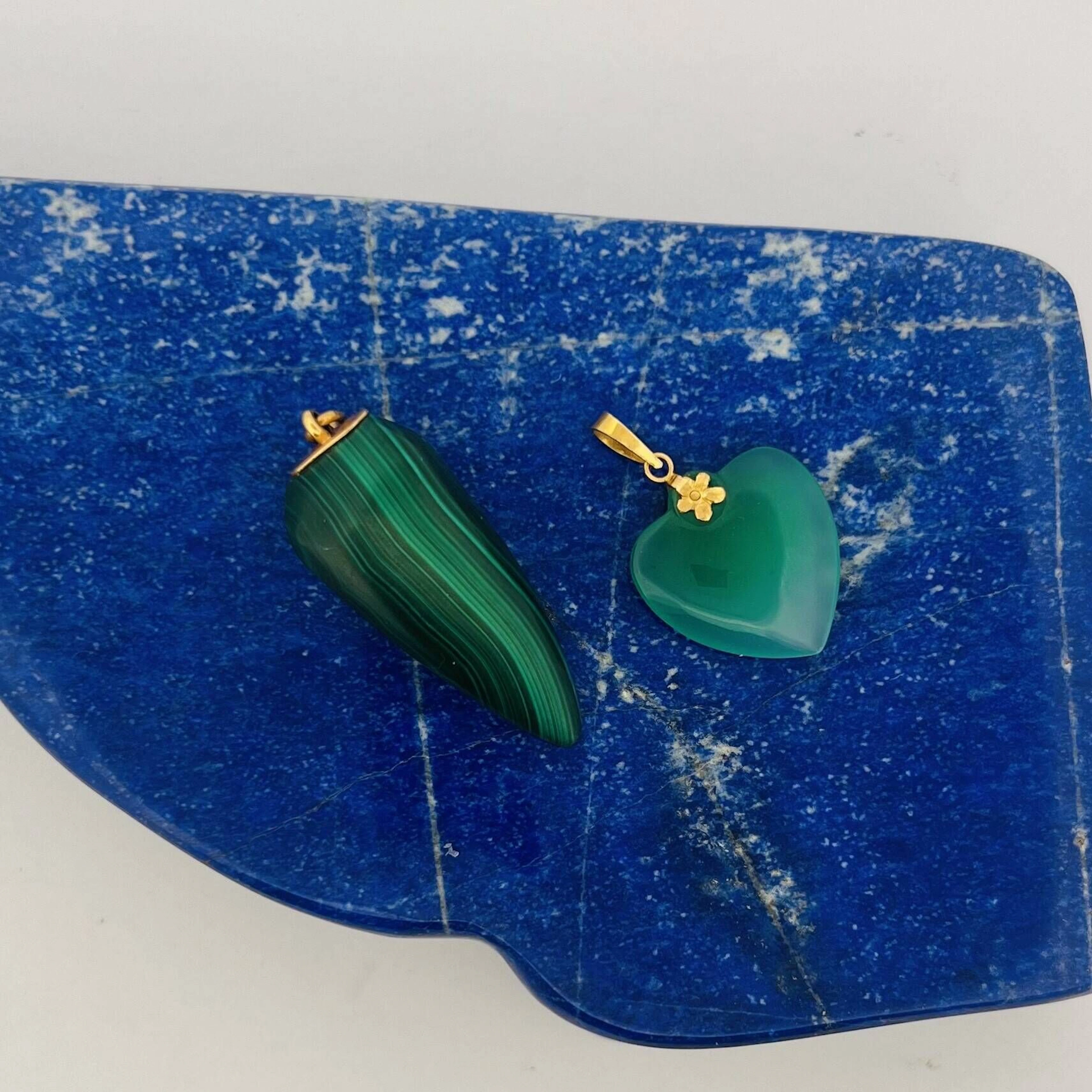 Set of two yellow gold (750) pendants featuring a malachite - Lot 257