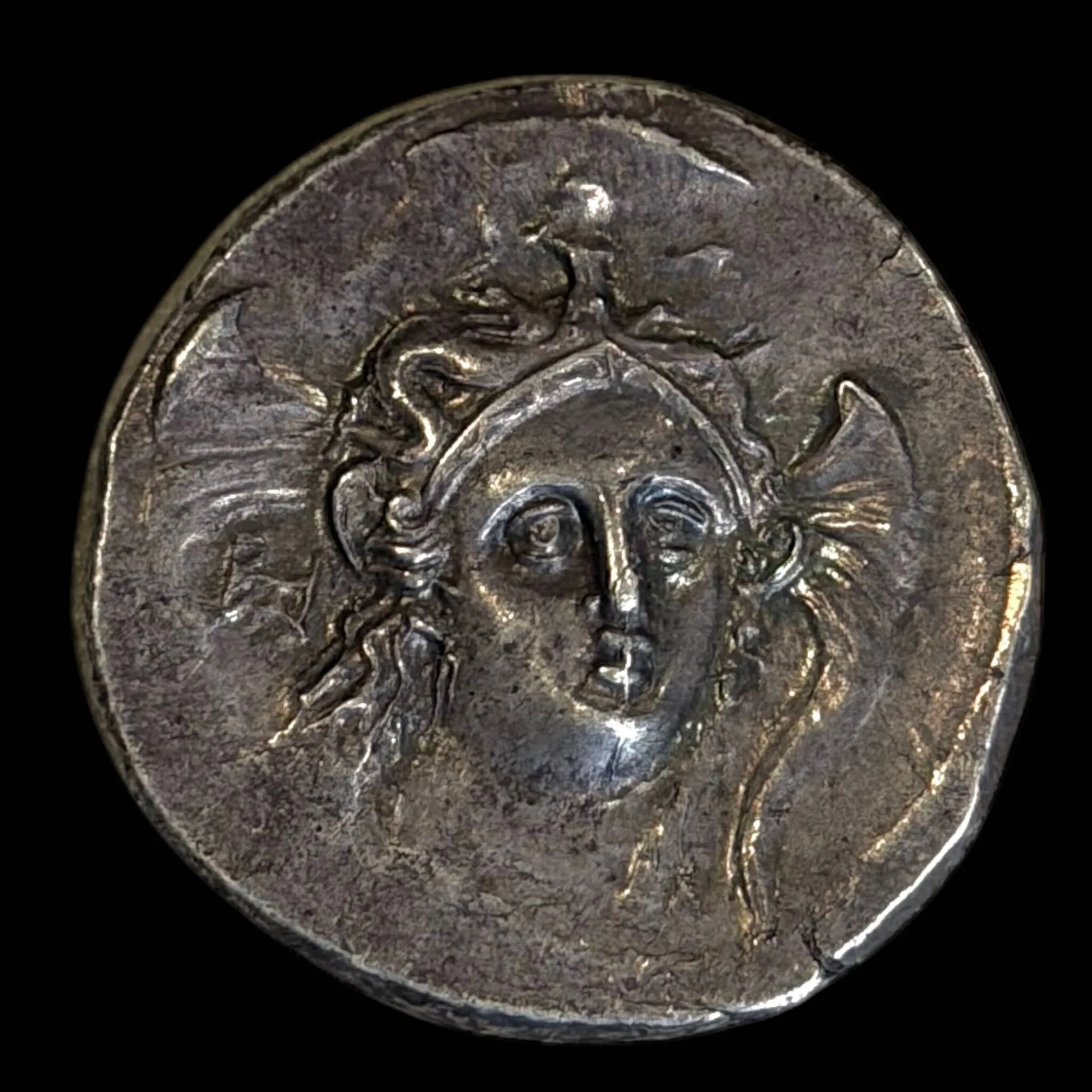 GRECE - Héraclée - Lucanie (281-278) Statère - Argent A/ Tête de 3/4 face d'Athéna, coiffée du casque attique Monogramme HPA R/ Héraclès debout de face, la peau de lion sur le bras, tenant sa massue, Niké volant à gauche lui offrant sa couronne Van Keuren 94, SNG-ANS 80, HN ITALIE 1386 La tête d'Héraclès hors champ Superbe composition de fine gravure Patine ancienne légèrement bleutée Poids : 8,02 g Très beau à Superbe
