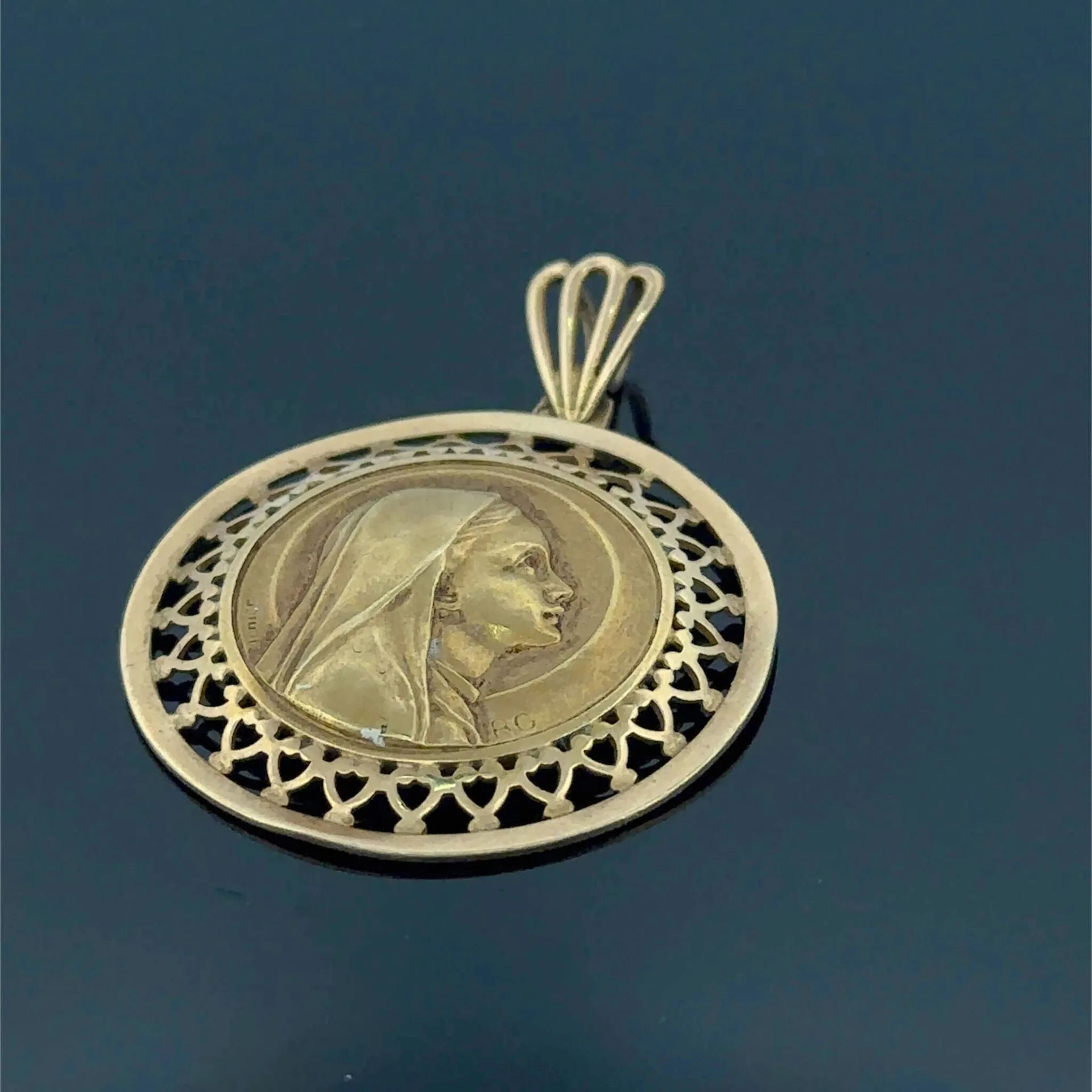 Religious medallion pendant in yellow gold (750), openwork a - Lot 179