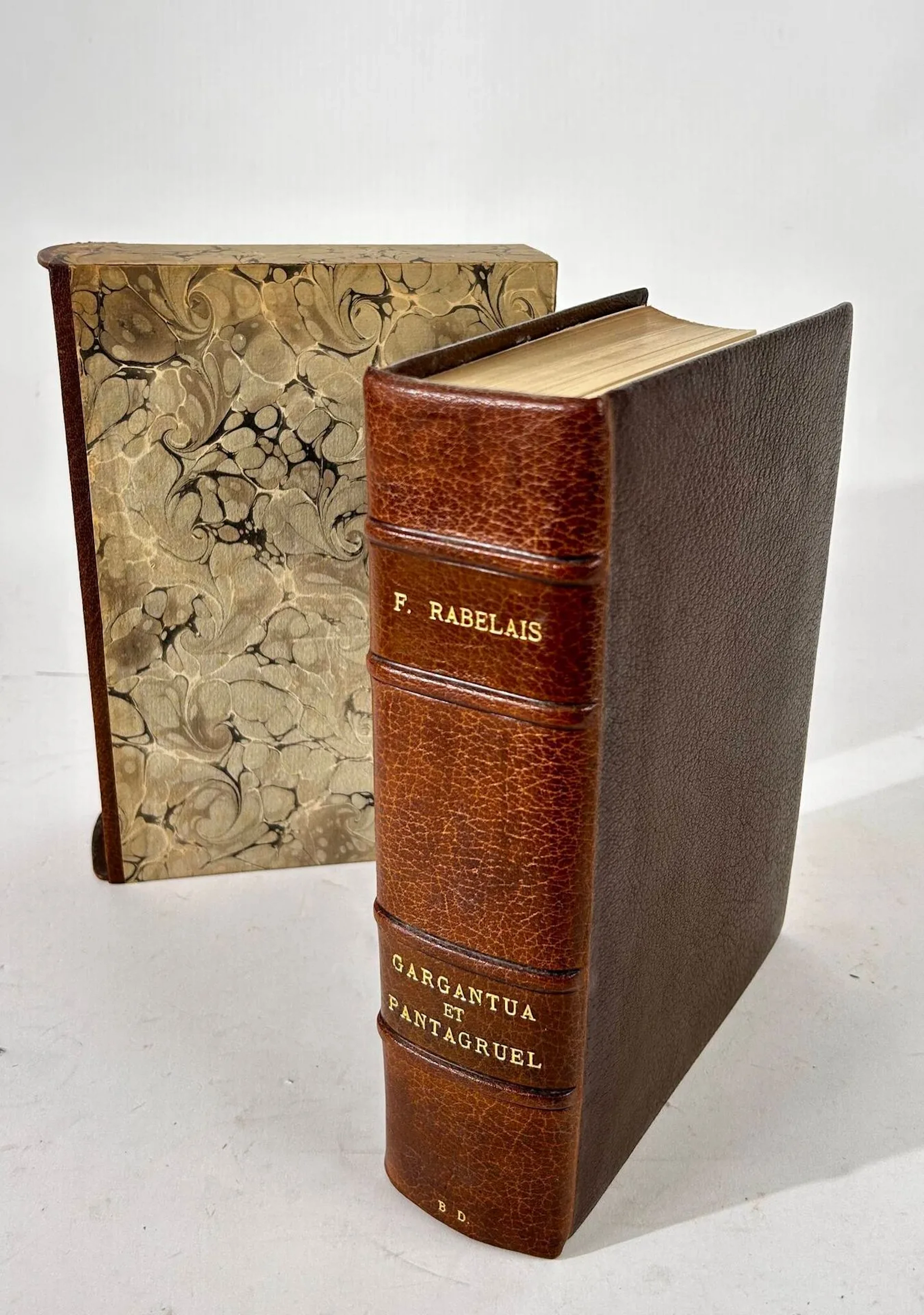 RABELAIS, Gargantua et Pantagruel. Paris, Collection des Grands Livres, 1922. Illustré de 525 vignettes par Joseph Hermard ; vélin de Rives, tirage limité N°342/400. In‑4. ; reliure plein cuir cousue sur nerfs, sous cartonnage. Bon état