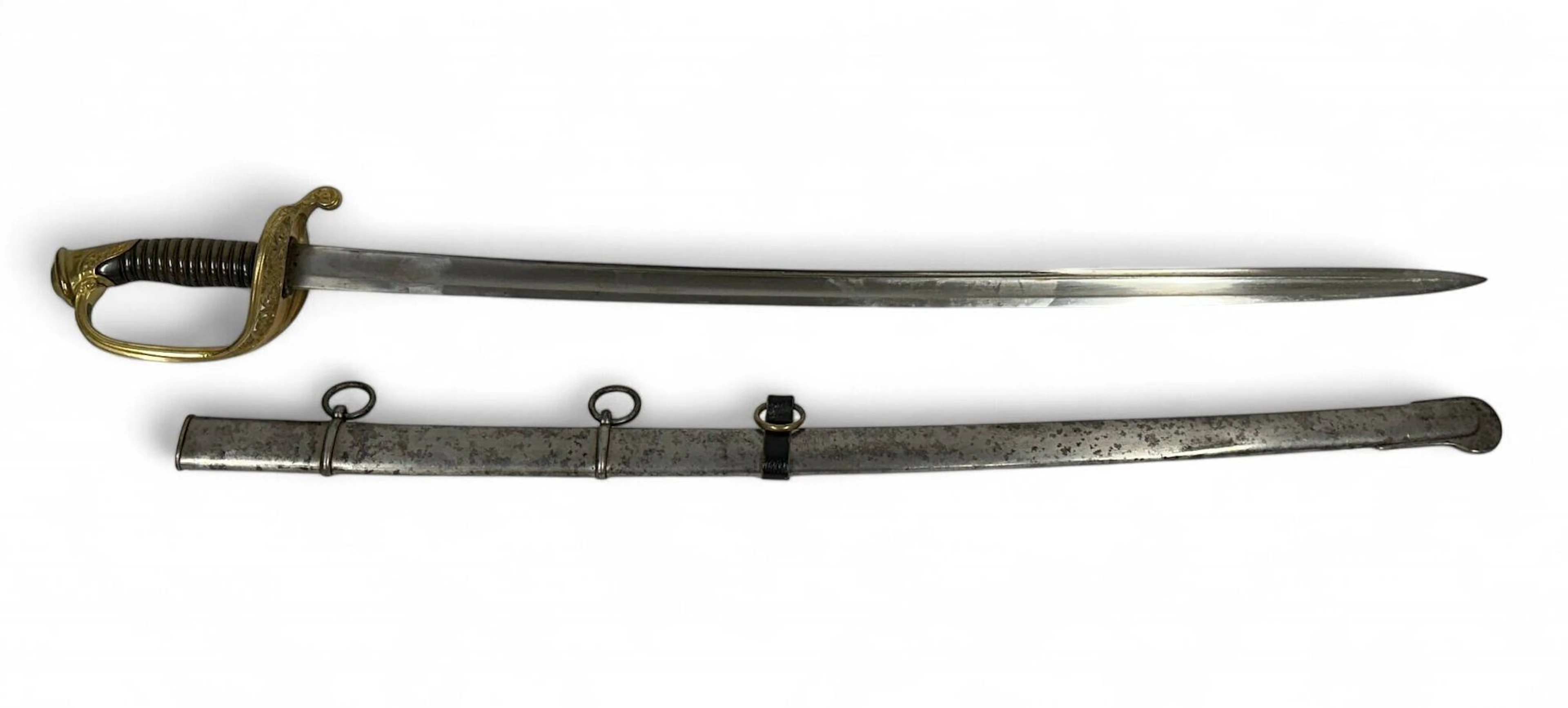 Sabre d’officier d’infanterie modèle 1855. Monture en laiton. Calotte ovale à la couronne de laurier, arc de jointure au filet, plateau ajouré à décor de fleurs, quillon en forme de goutte. Fusée en corne filigranée. Lame légèrement courbe à gorge et gouttière datée 1872. Fourreau en fer à deux bracelets. Quelques oxydations. Longueur totale : 91,5 cm. France, époque troisième république.