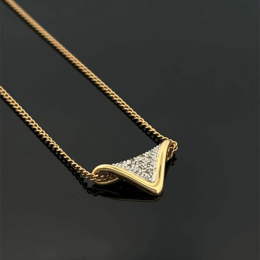 "V" pendant with a yellow gold (750) chain partially set wit - Lot 245