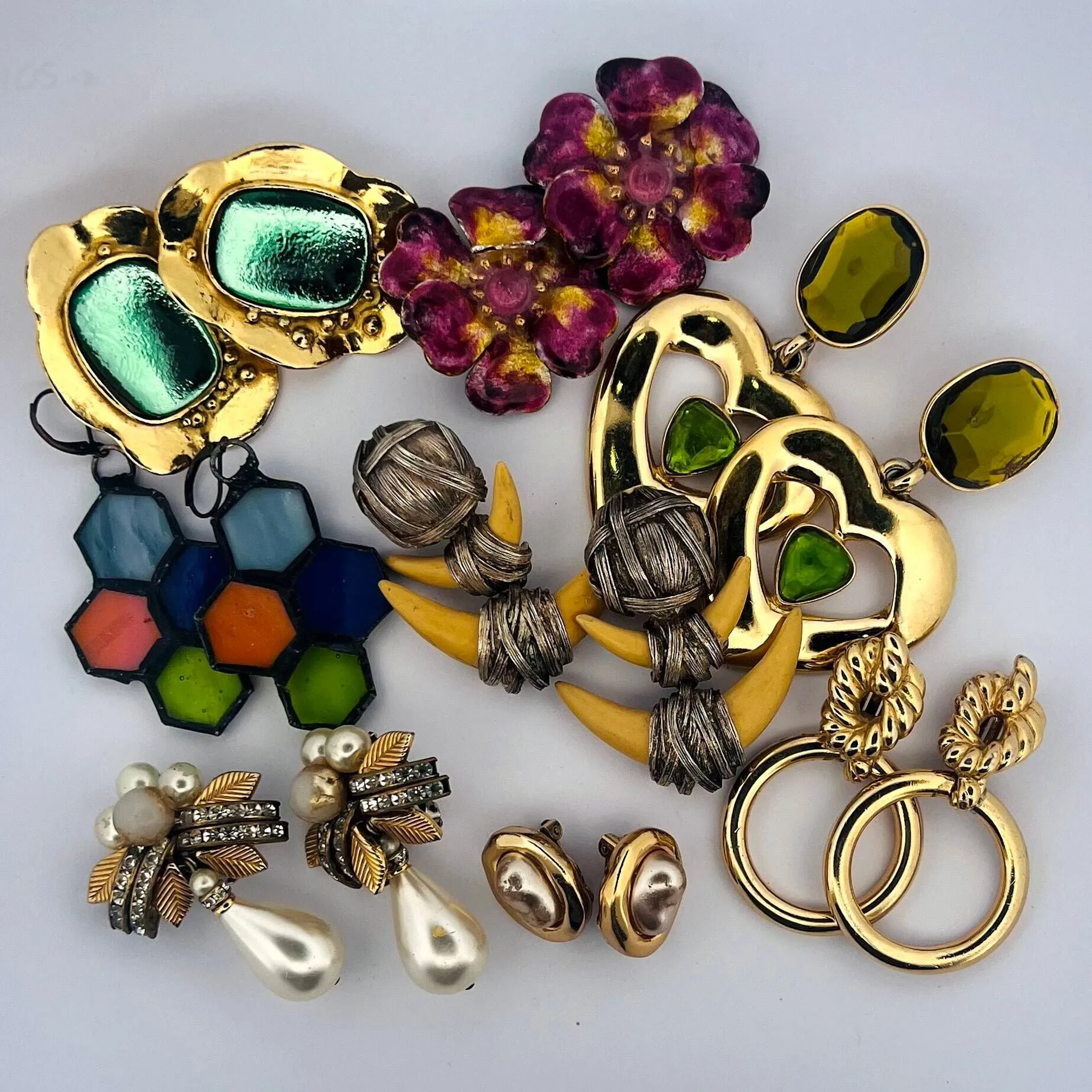 Set of costume jewelry including 6 pairs of clip-on earrings - Lot 220
