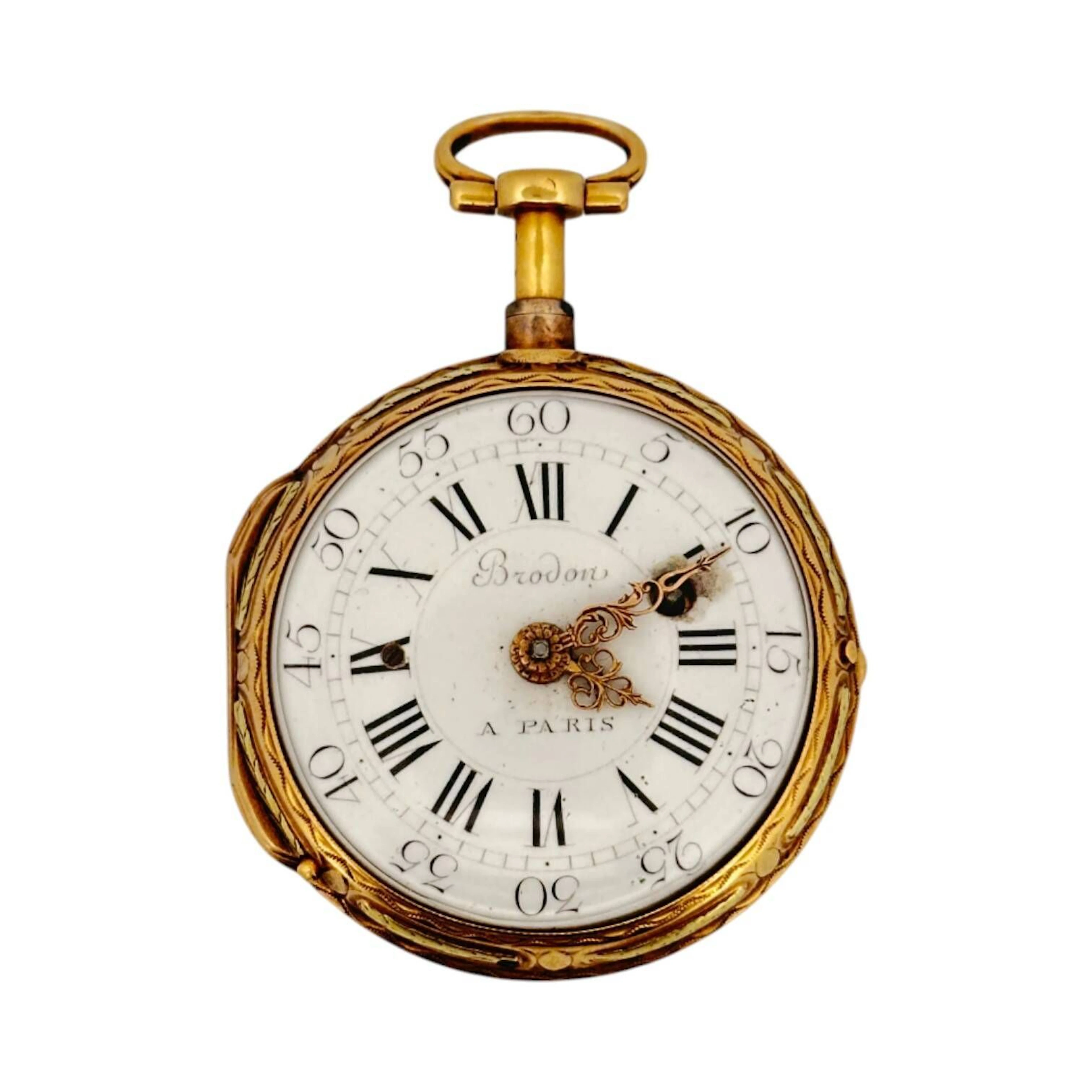 ARNOUL JOSEPH BRODON À PARIS Montre de poche en or 18K (750 millièmes) à répétition des quarts, cadran en émail blanc, minuterie chemin de fer noire, index des heures chiffres romains en décalques noirs, aiguilles Louis XV dorées. Fond de boitier en or 18K (750 millièmes) gravé d’une scène de chasse. Mouvement mécanique à répétition des quarts à remontage manuel par clé, signé A. J. BRODON À PARIS, N°2978, coq ajouré gravé, rosette de réglage d’avance et de retard et de vitesse de la sonnerie, système fusée chaine, échappement à verge. Montre non fonctionnelle lors de l’expertise, sans garantie de fonctionnement futur et d’état des pièces. Rayures et marques au boitier, accidents au cadran. Vers 1770 Diamètre 40 mm Poids brut 67,4 grammes