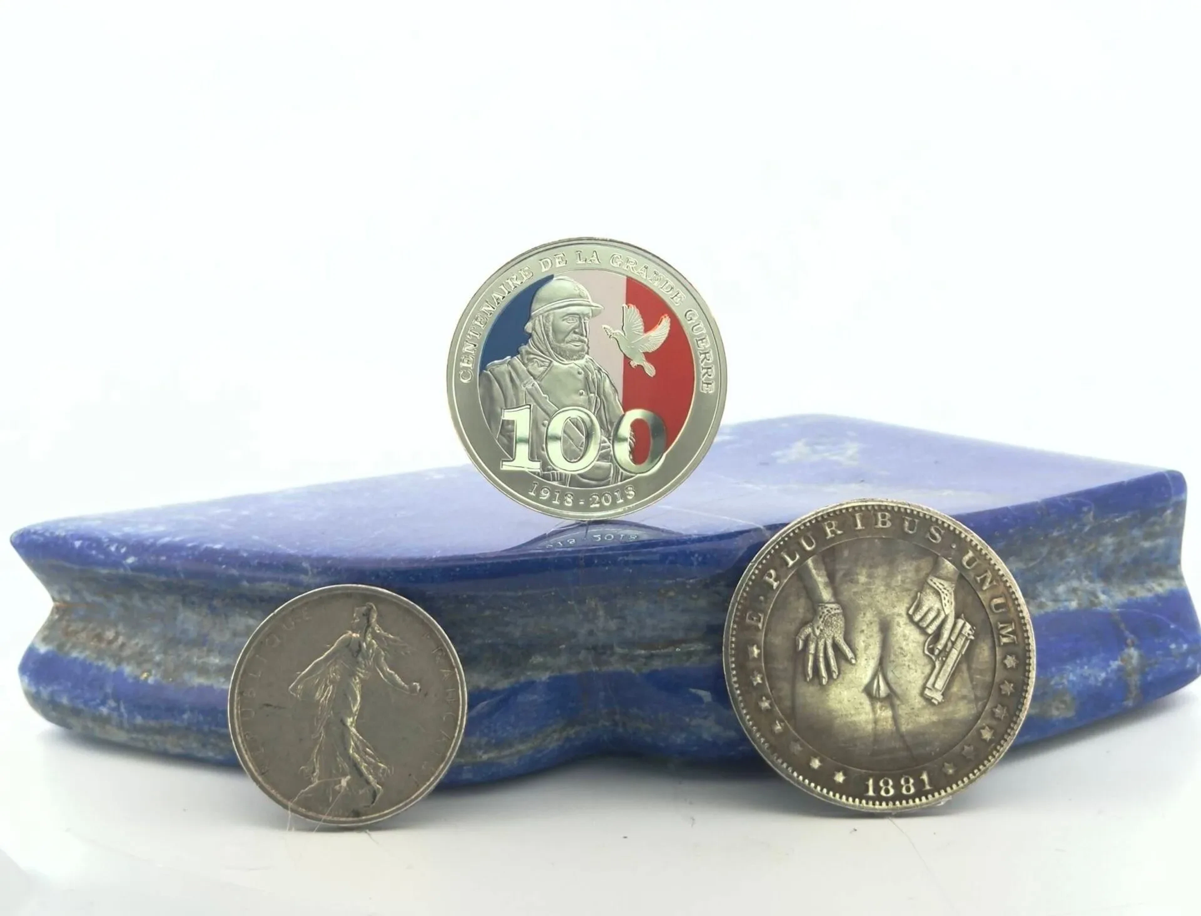 Lot de pièces en argent comprenant : - 100 francs '100 ans de la Guerre de 14-18' en argent (900) - 1 pièce de 5Fr Semeuse argent (835) On y joint une pièce commémorative en métal 1 dollars 1881