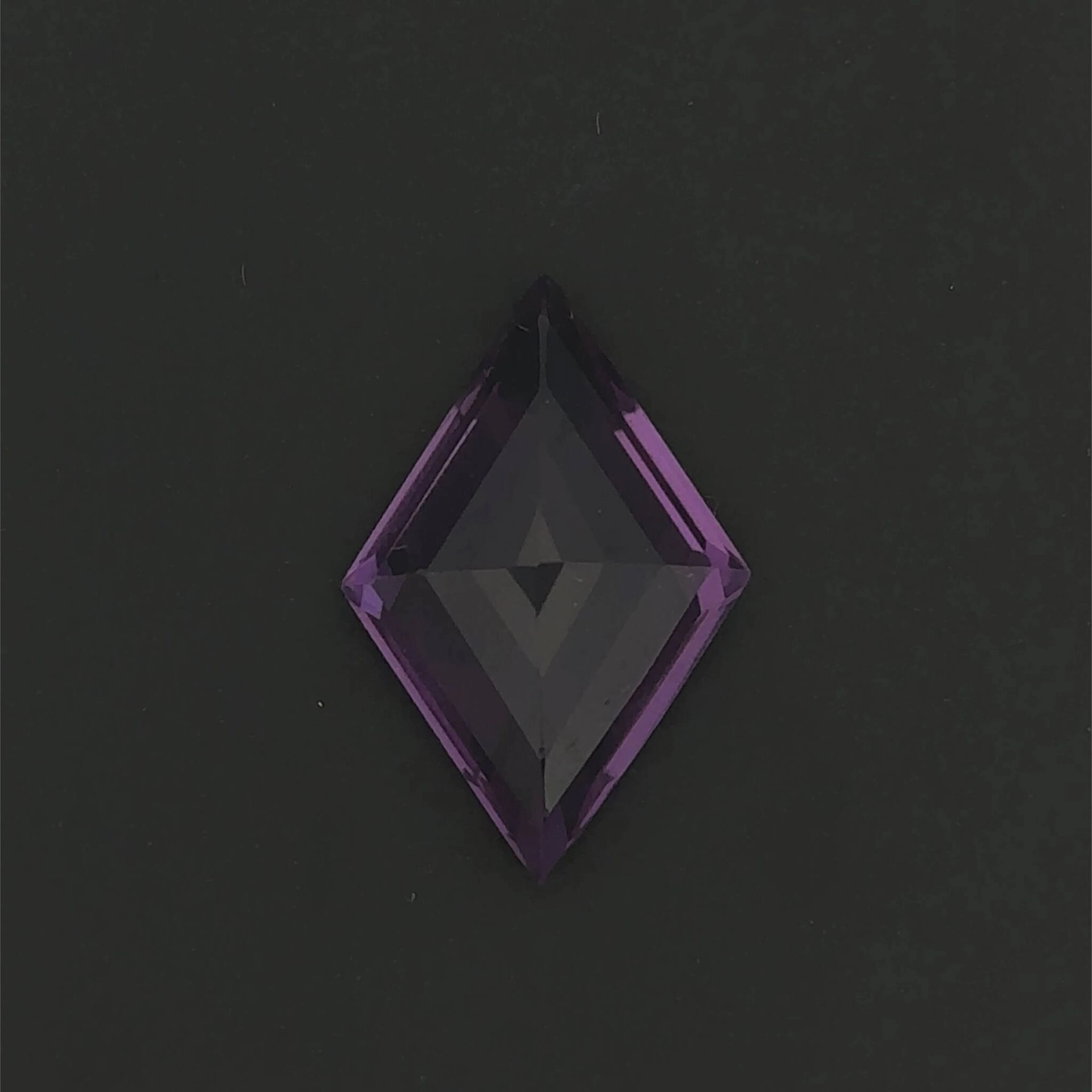 Rhomboid-shaped amethyst weighing: 11.9 carats. - Lot 210