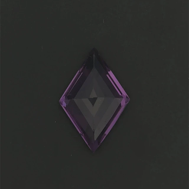 Rhomboid-shaped amethyst weighing: 11.9 carats. - Lot 210