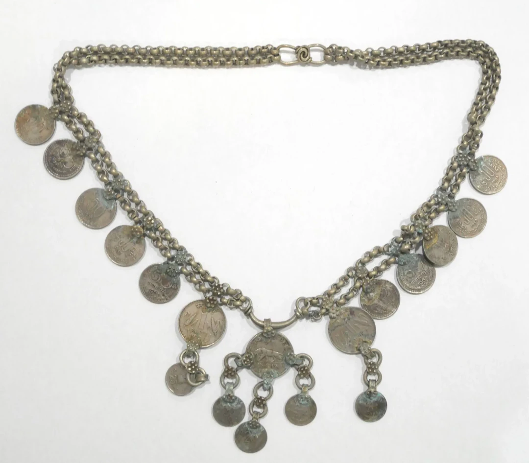 Large double-chain metal necklace adorned with 18 Indian coi - Lot 141