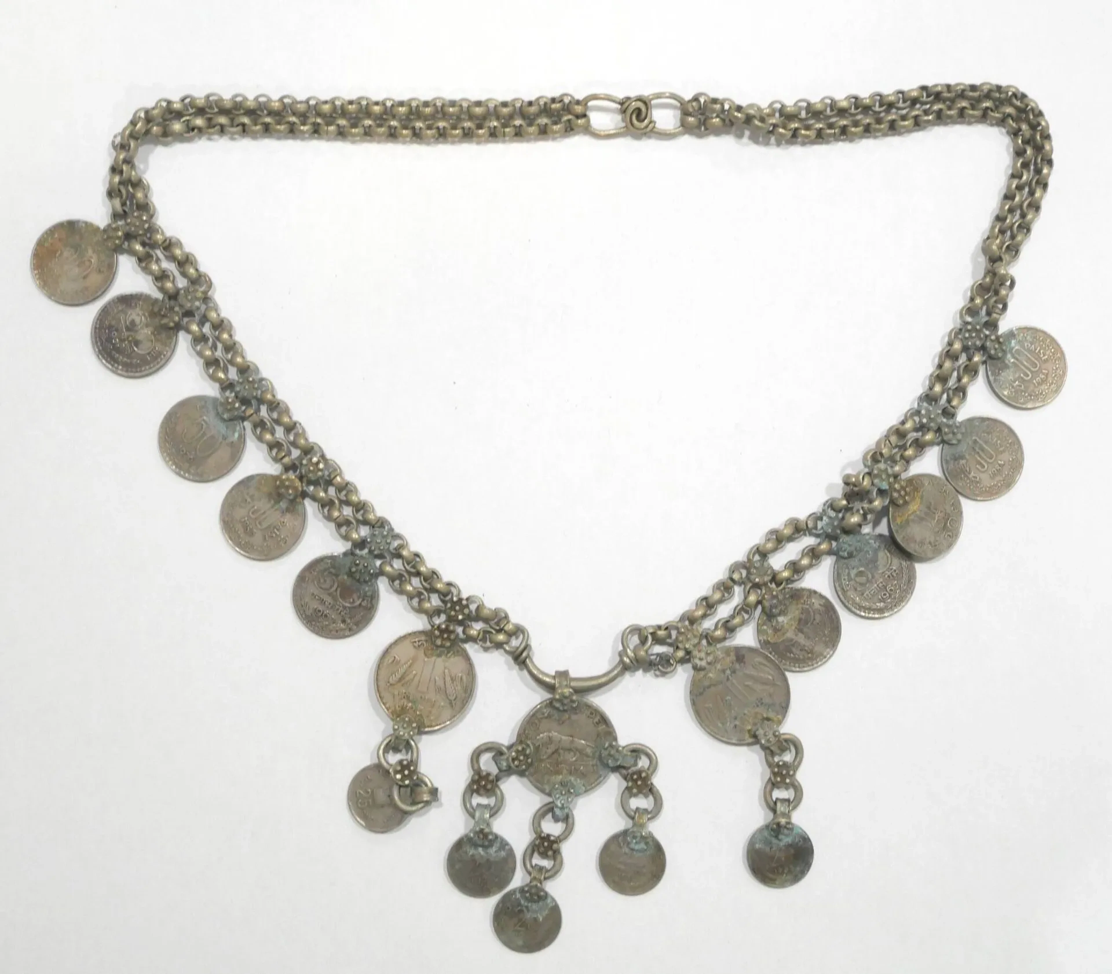 Large double-chain metal necklace adorned with 18 Indian coi - Lot 141