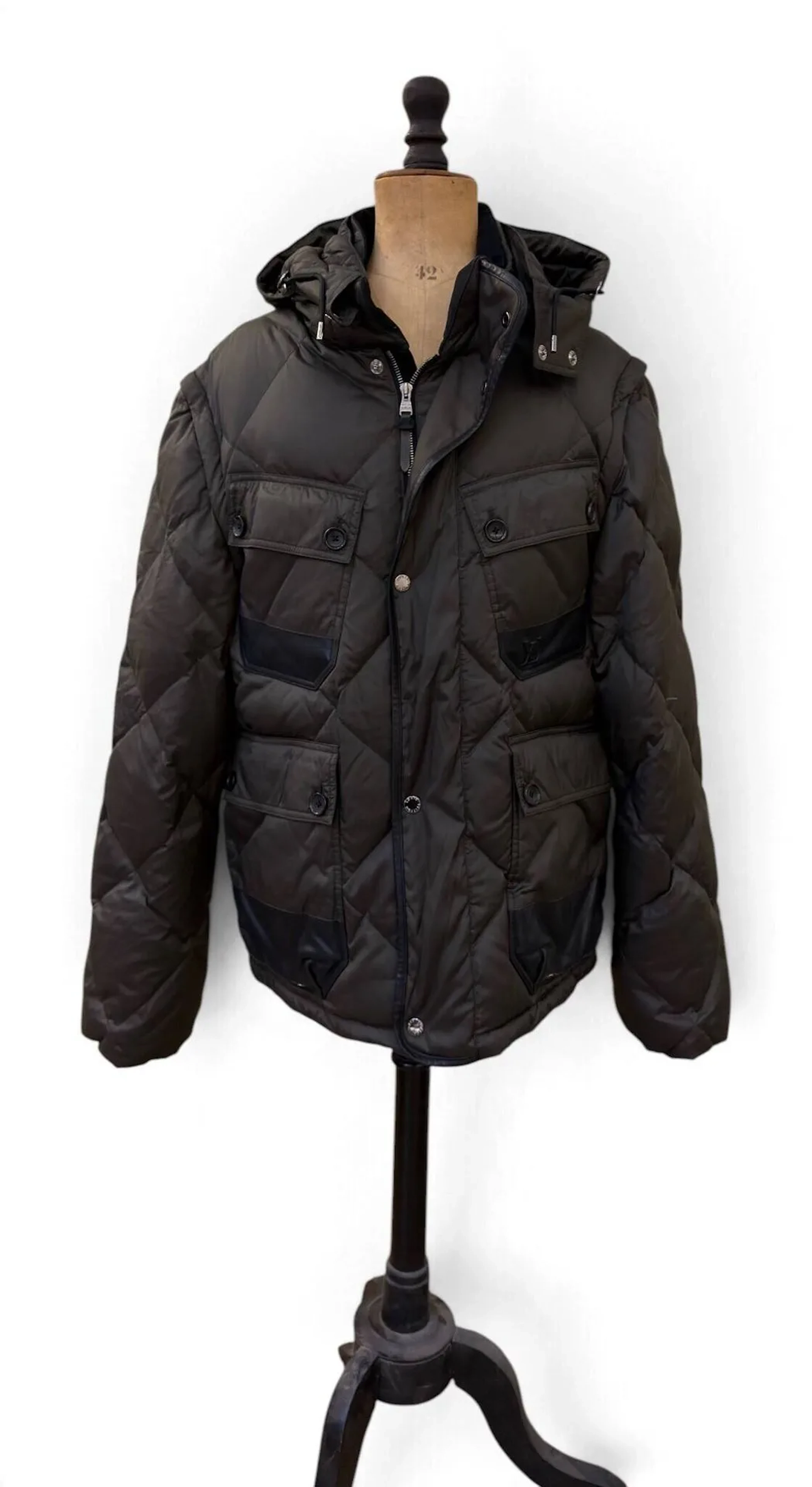 LOUIS VUITTON - Lot 156