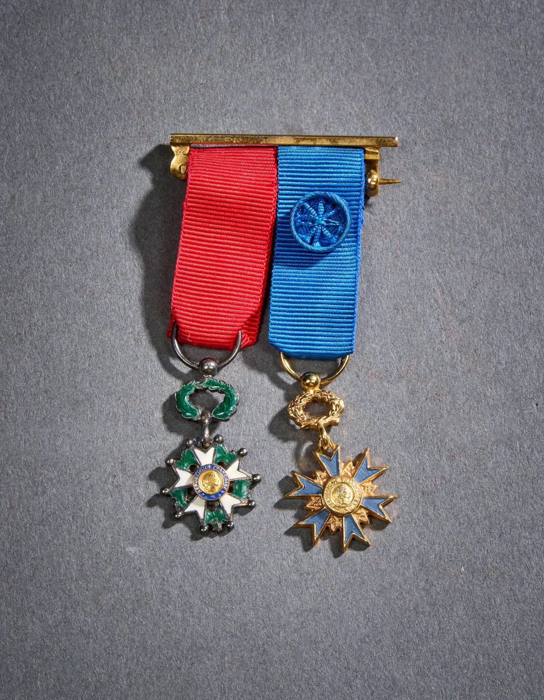 Gilt metal gala hairpin including a knight's reduction cross - Lot 44