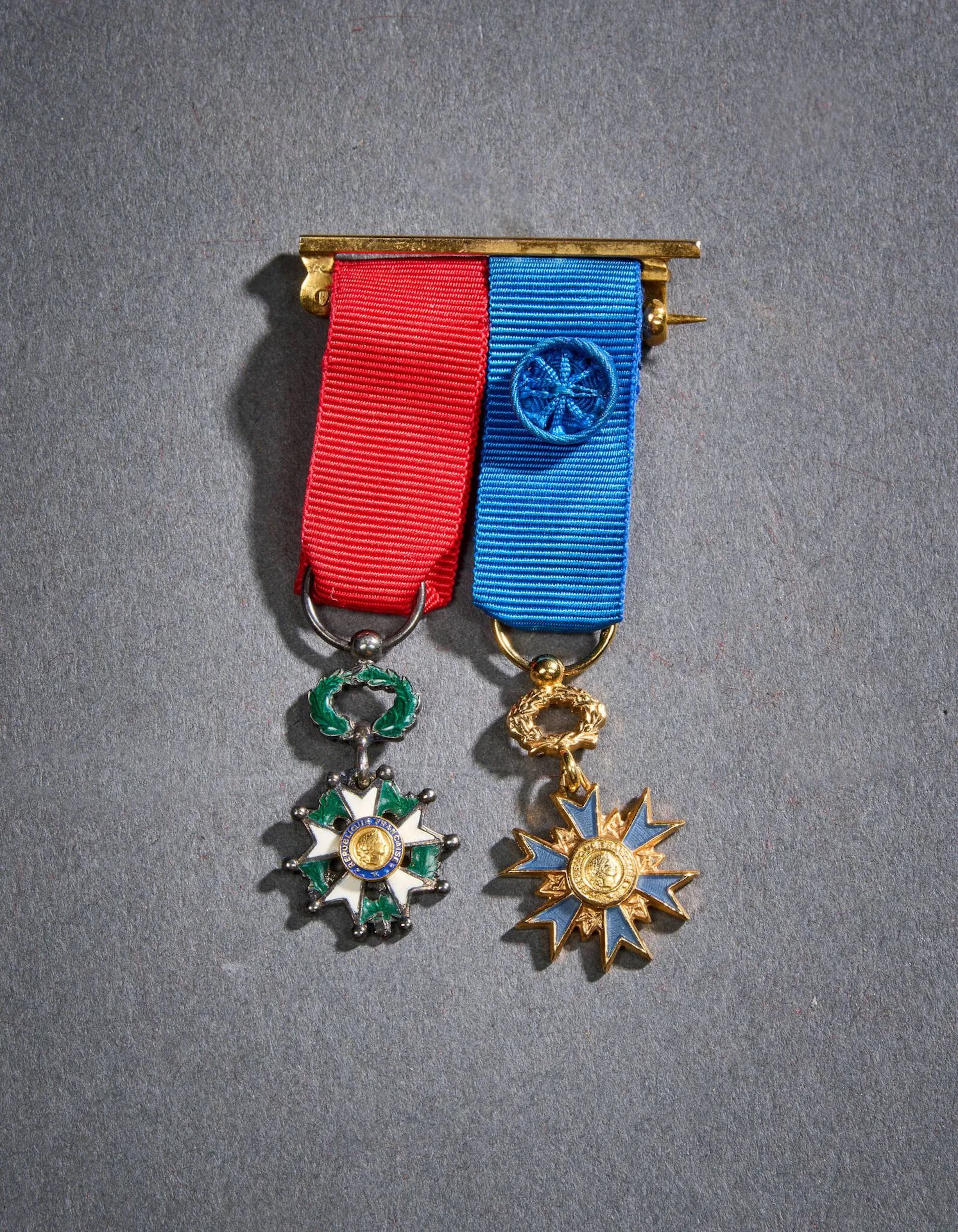Gilt metal gala hairpin including a knight's reduction cross - Lot 44