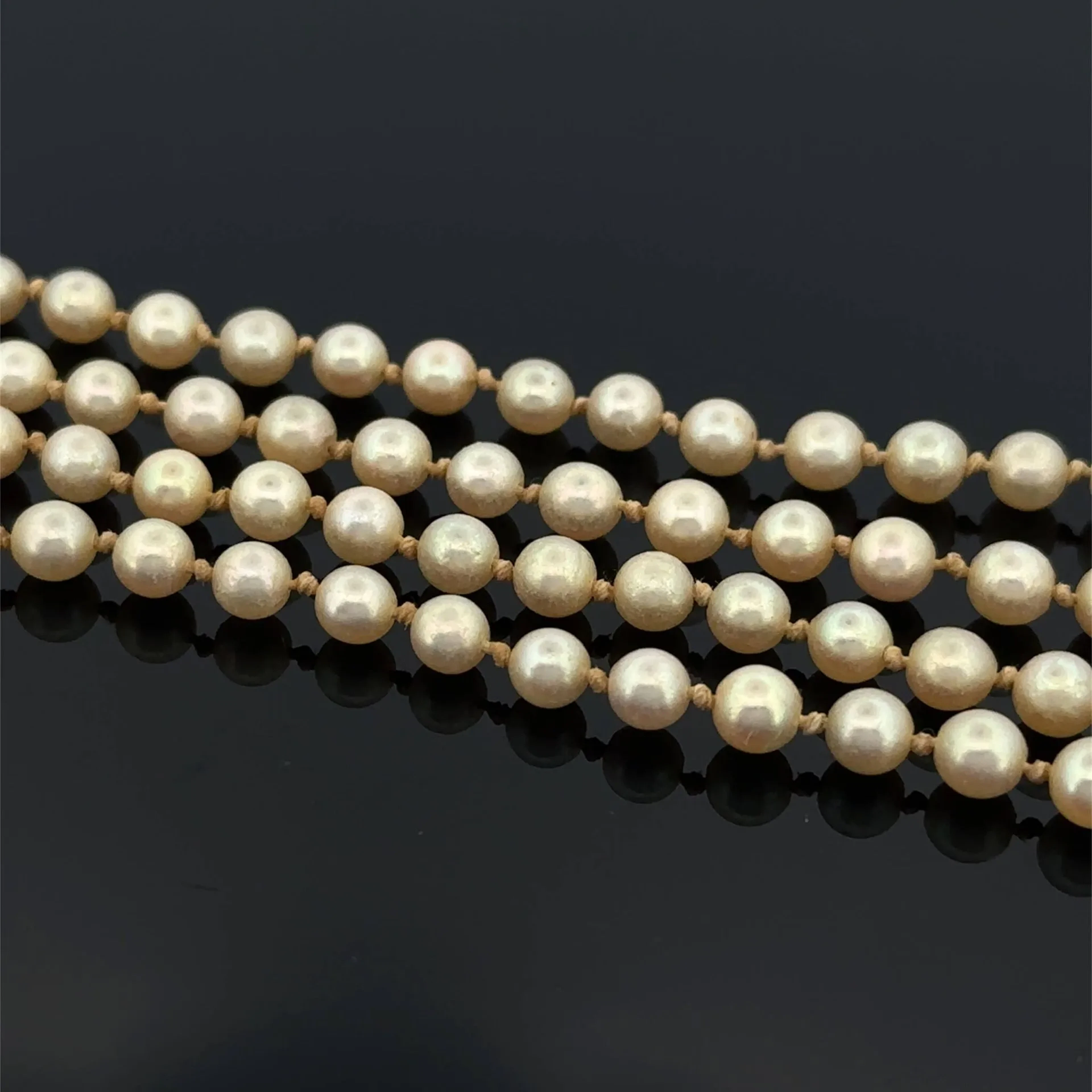 Long necklace consisting of two cascading rows of cream-colo - Lot 258