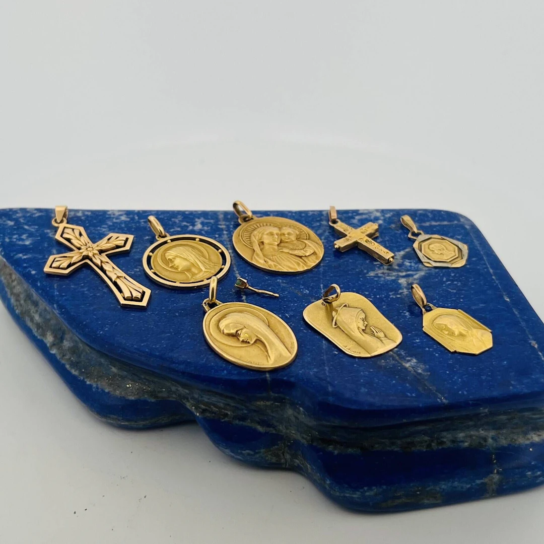 Set in yellow gold (750) consisting of: - Lot 250