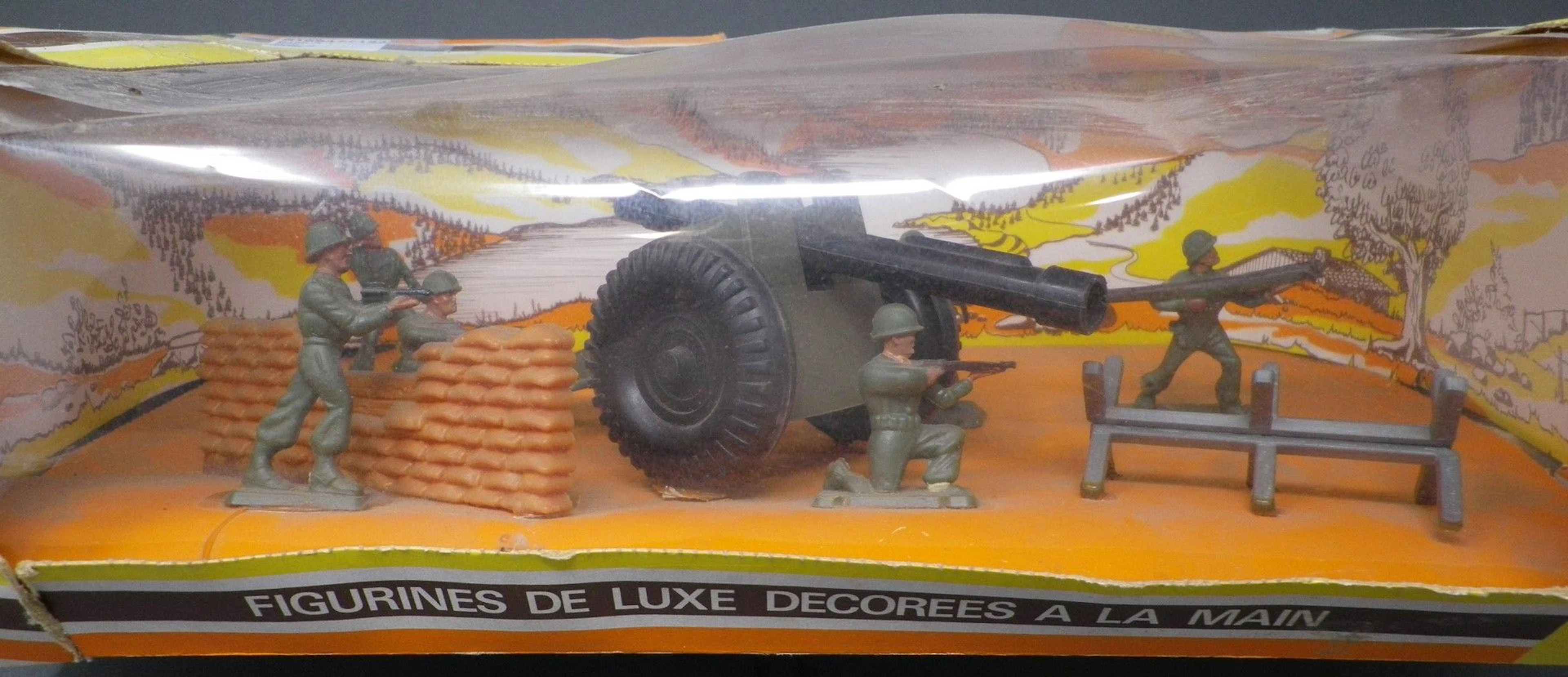 QUIRALUX Coffret diorama, armée française au combat (infanterie), avec un canon. Rare. Jouet ancien pouvant présenter des manques de peinture, des chocs ou des manques, y compris pour les conditionnements éventuels. Vendu en l'état et sans réclamations.