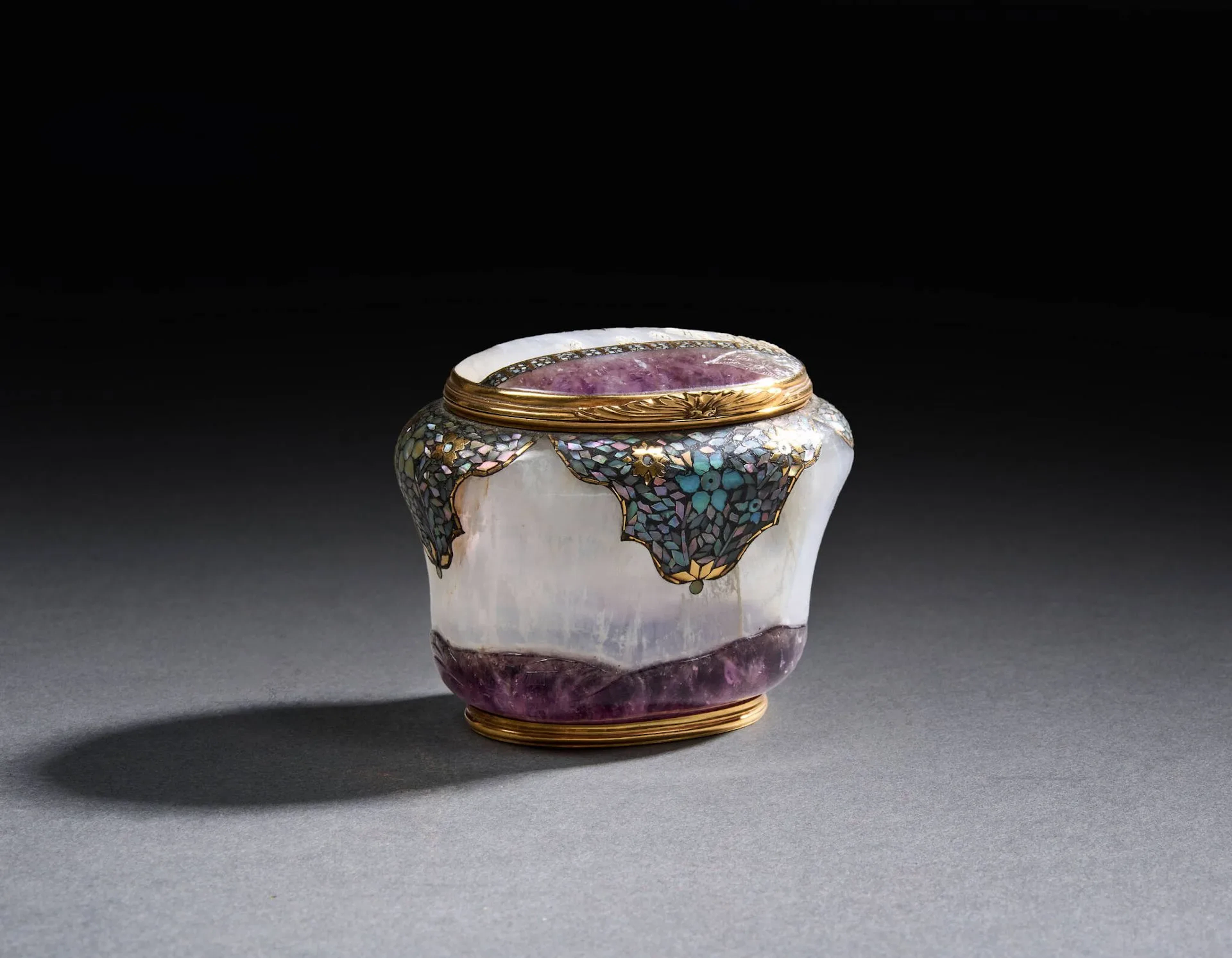 EXCEPTIONAL AMETHYST SNUFFBOX WITH BURGUNDY DECORATION, ATTR - Lot 56