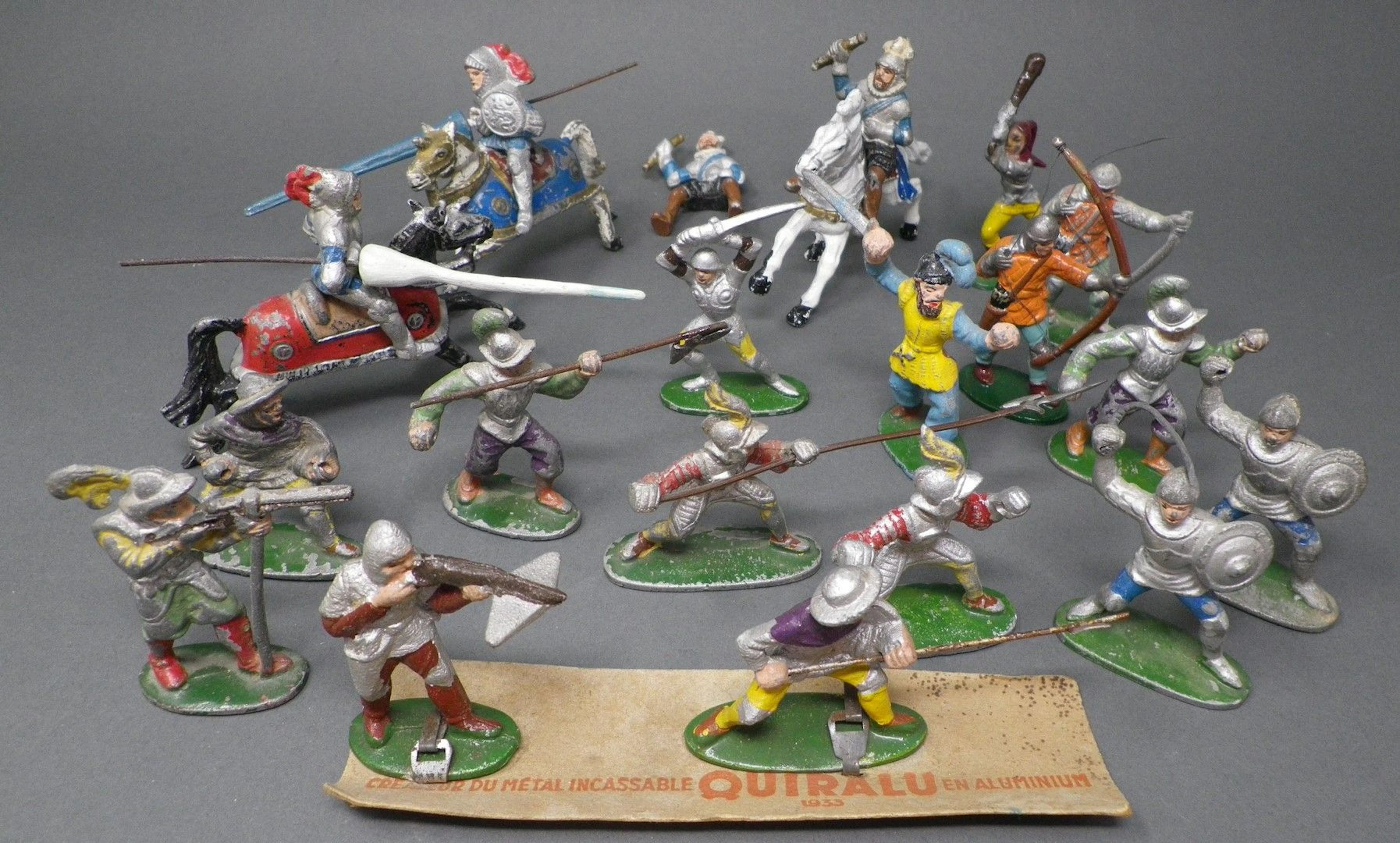 QUIRALU - SERIES HISTORIQUES - Jeanne d'Arc : Deux figurines : arbalétrier et hallebardier sur son socle en carton QUIRALU créateur du soldat incassable en aluminium, sujets reproduits p. 147 Figurines diverses : Jeanne d'Arc à cheval, archer, hallebardier - Bayard : Bayard à cheval cabré et des hommes d'armes, sujets reproduits p. 147 - François 1er : à cheval avec tournoyeur à cheval avec lance, sujets reproduits p. 148 - Henri IV : à cheval avec hallebardiers, sujets reproduits p. 148 Bibliographie : Les jouets Quiralu 1933-1964 - R. Alazet - J. Borsarello - H. Giroud - Ed° J. Granchet Paris. Jouets anciens pouvant présenter des manques de peinture, des chocs ou des manques, y compris pour les conditionnements éventuels. Vendus en l'état et sans réclamations.