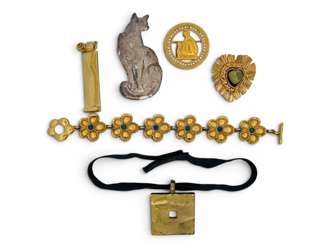 Lot of costume jewelry including: - Lot 152
