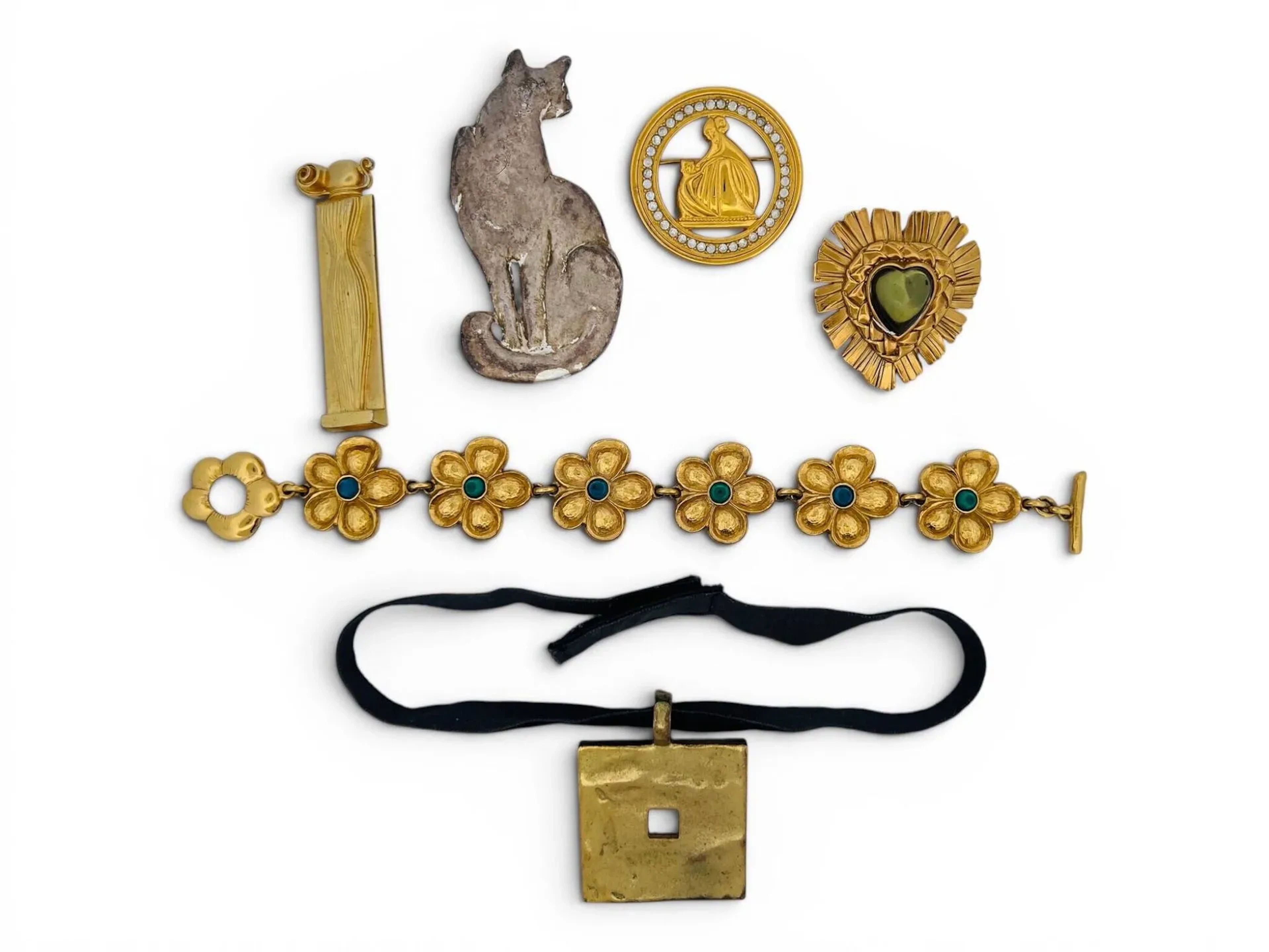 Lot of costume jewelry including: - Lot 152
