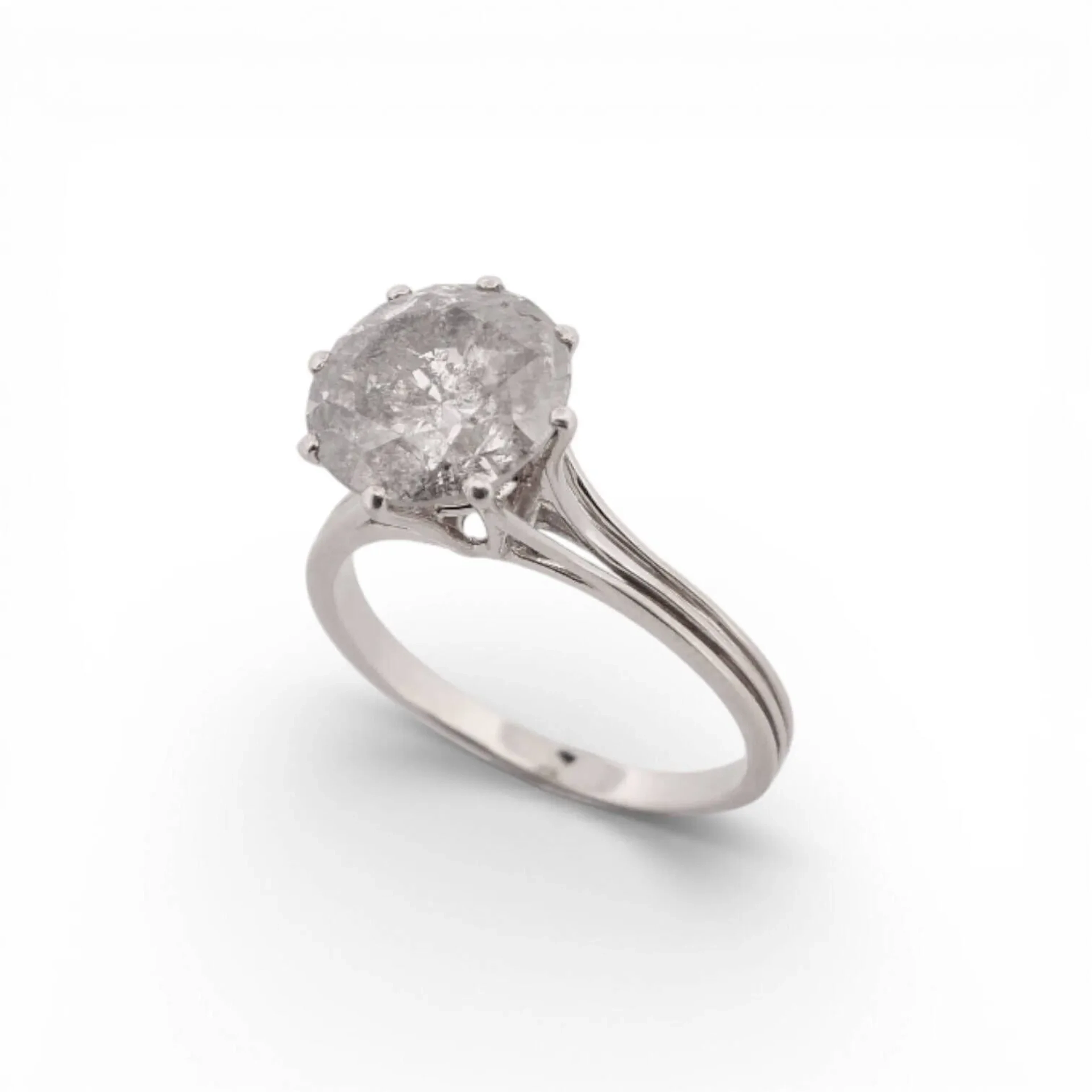 18K (750) white gold ring set with a modern-cut round diamon - Lot 248