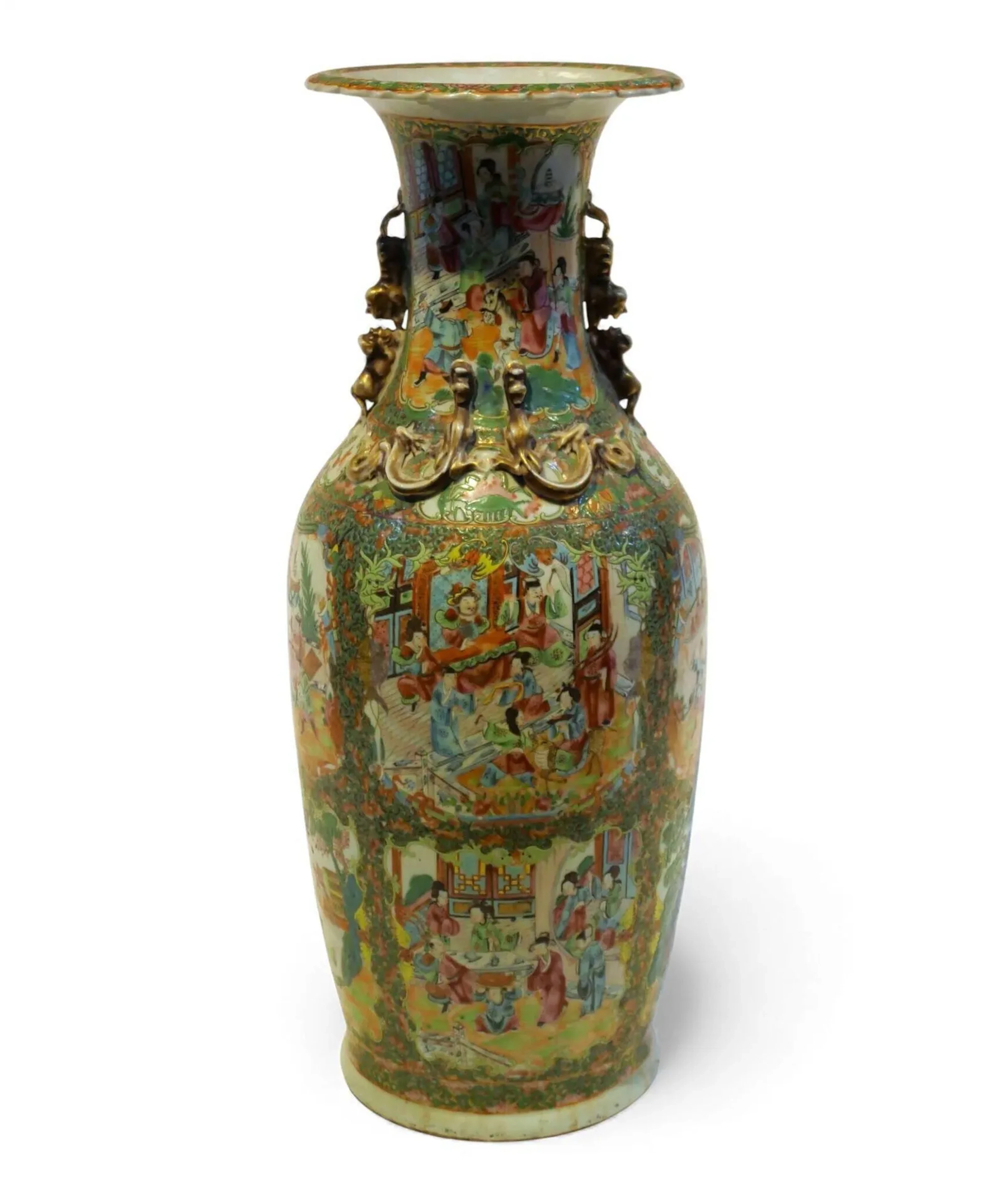 CHINE - CANTON, XXe siècle Grand vase en porcelaine à décor de scène de la vie quotidienne en registre sur fond feuillagés, flanqué de deux prises appliquées stylisant des shishis. Des dragons en applique à la base du col. H. 63 cm Ancienne étiquette sur le dessous