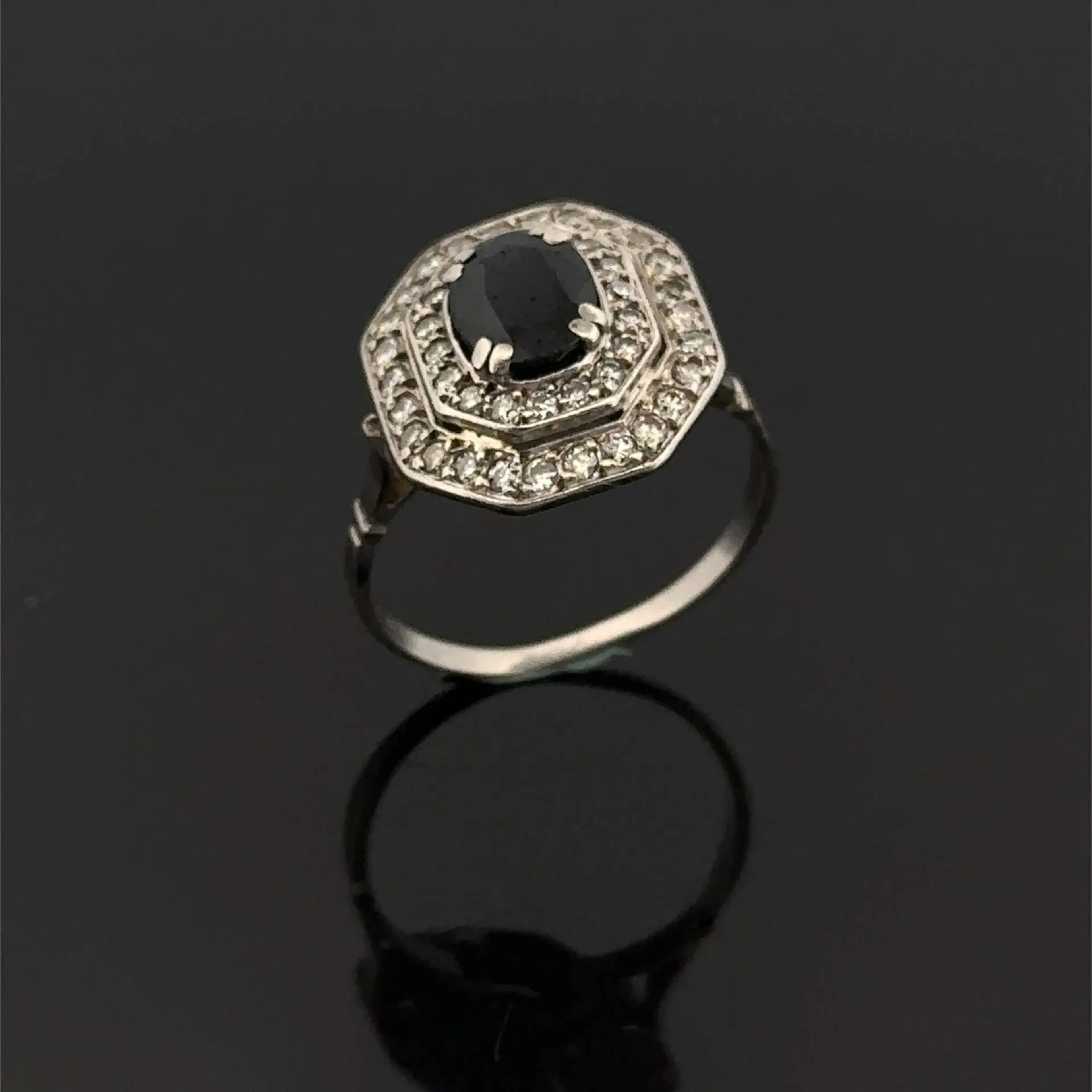 Octagonal white gold (750) ring set with an oval sapphire (w - Lot 224