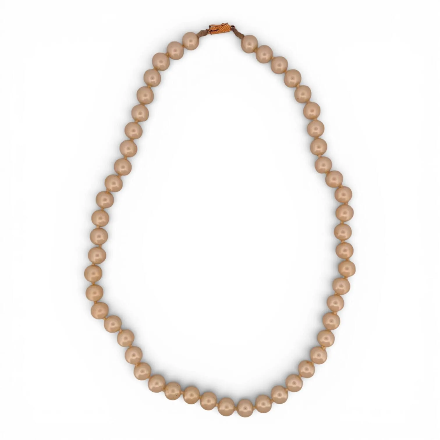 Necklace of regular cultured pearls. Clasp in 18K (750) gold - Lot 216