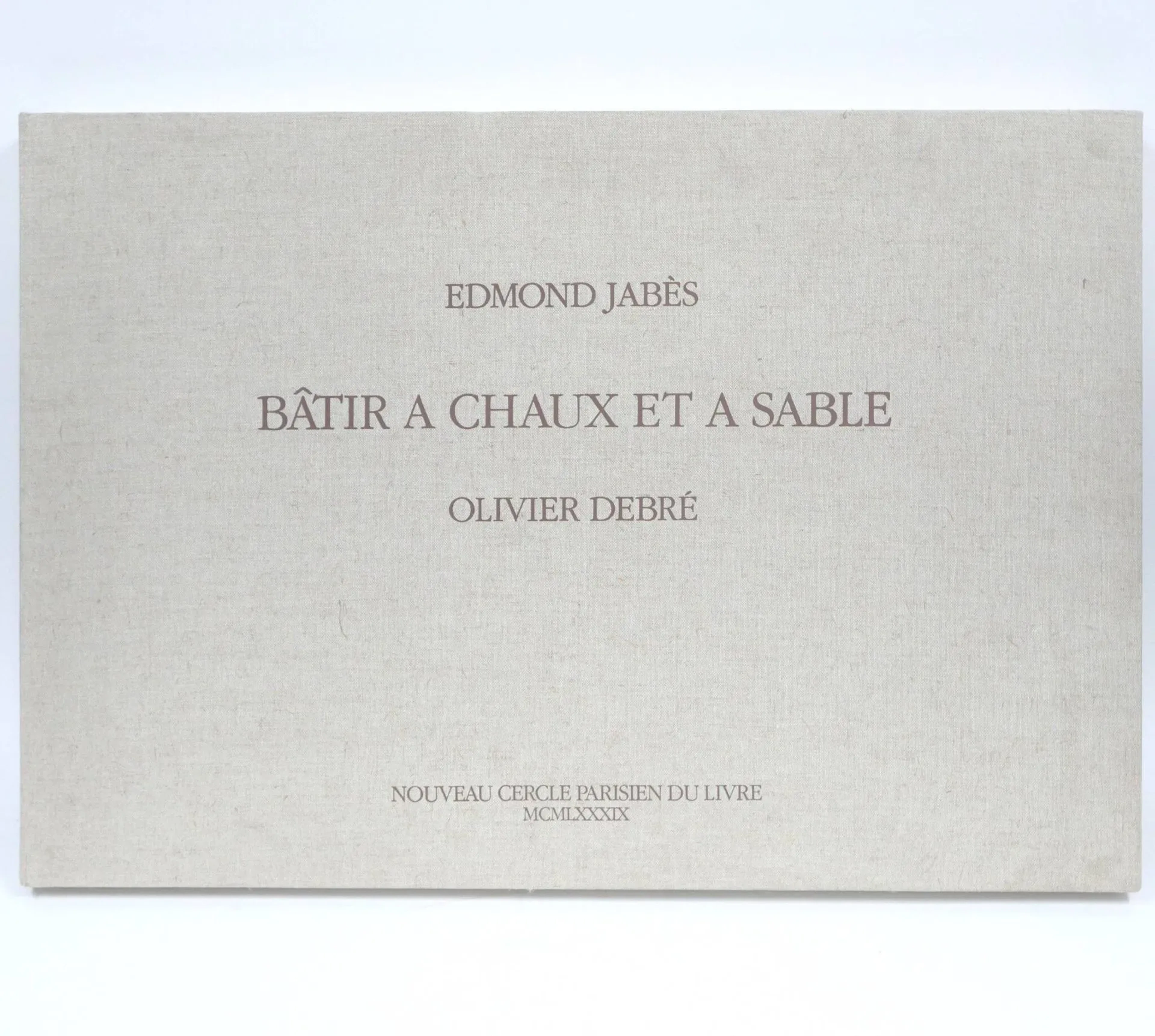 [DEBRÉ (Olivier)]. JABÈS (Edmond). Bâtir à Chaux et à Sable. Paris, Nouveau cercle parisien du livre, 1989. In-plano en feuilles sous emboîtage éditeur, édition illustrée de 14 gravures à l'eau-forte et à l'aquatinte par Olivier Debré. Tirage limité à 150 exemplaires sur vélin d'Arches signés par l'auteur et l'artiste, celui-ci n°99.