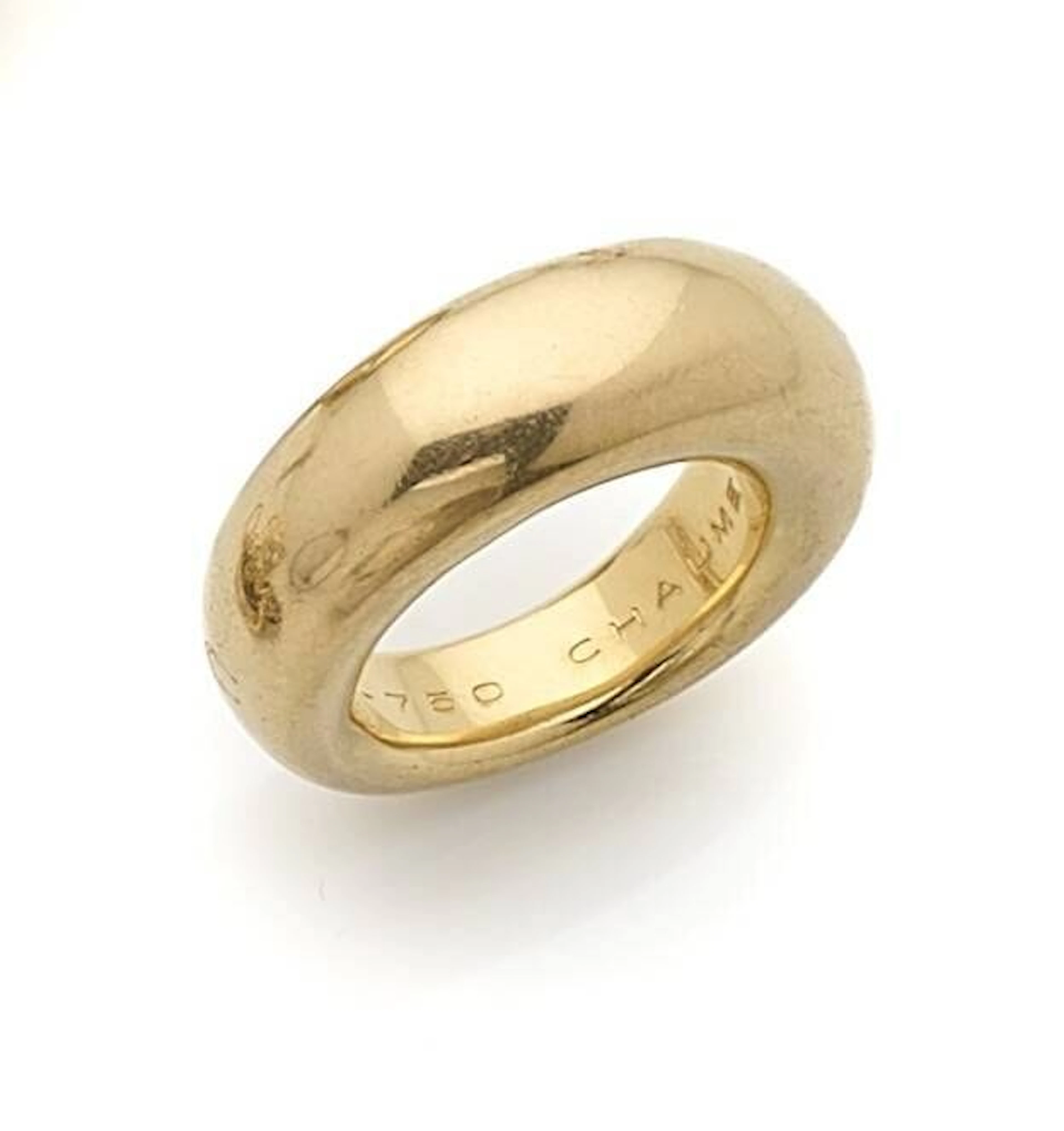 CHAUMET Bague en or 18K (750) formant un anneau élargi. Signée et numérotée. Travail français. Tour de doigt : 53. Poids : 13,2 g
