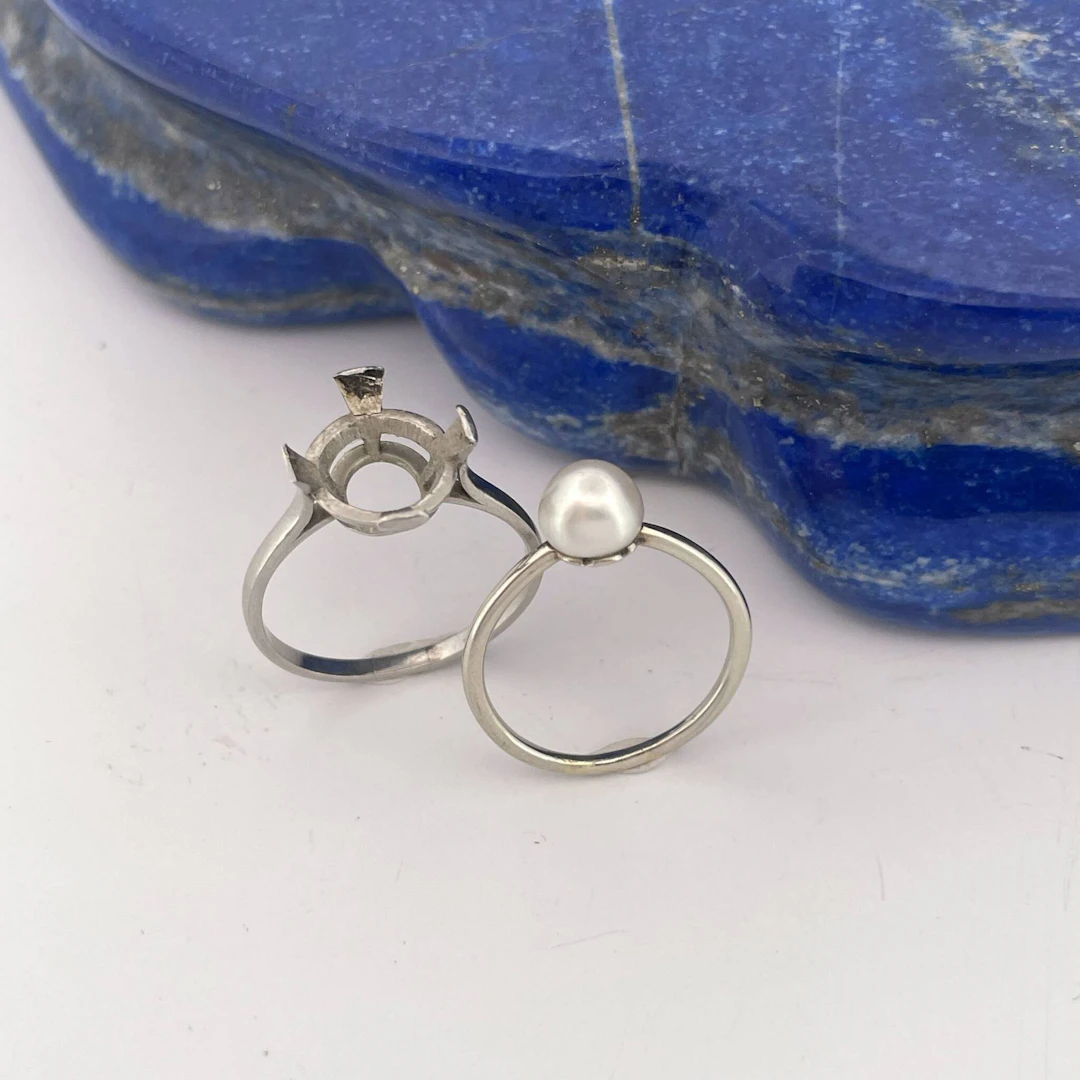 Set includes: - a white gold (750) solitaire ring set with a - Lot 248