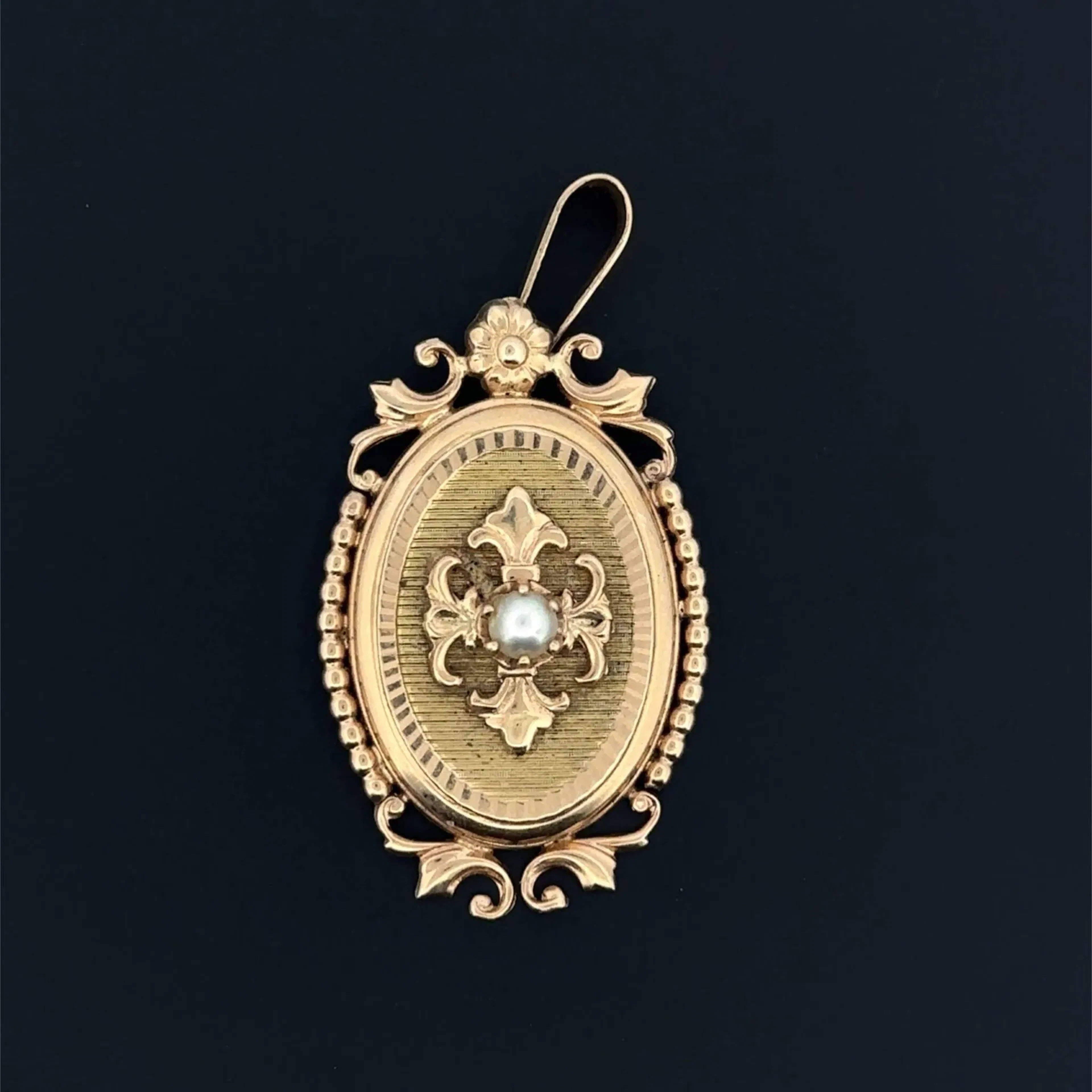 "Volutes" pendant in openwork, beaded, and guilloché yellow - Lot 233