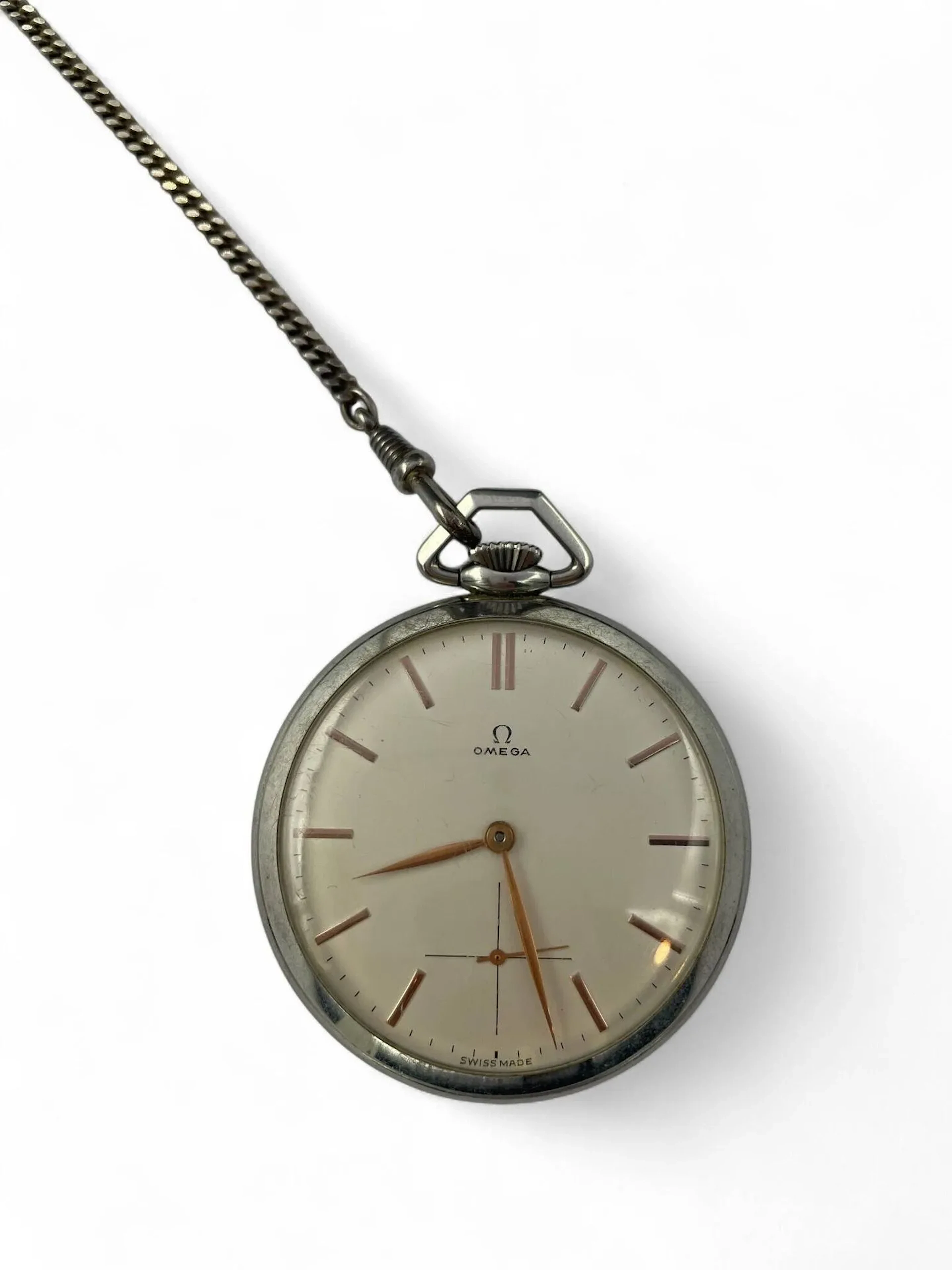 OMEGA Montre de gousset en acier, le cadran émaillé blanc à aiguilles et index pour les heures, trotteuse à six heures, signé. Mouvement mécanique à remontage manuel. Diam. 50 mm Rayures Avec sa chaîne en métal